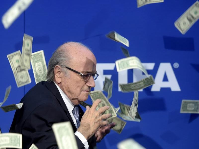 Blatter wurde vor der Pressekonferenz mit Geld beworfen Blatter wurde vor der Pressekonferenz mit Geld beworfen