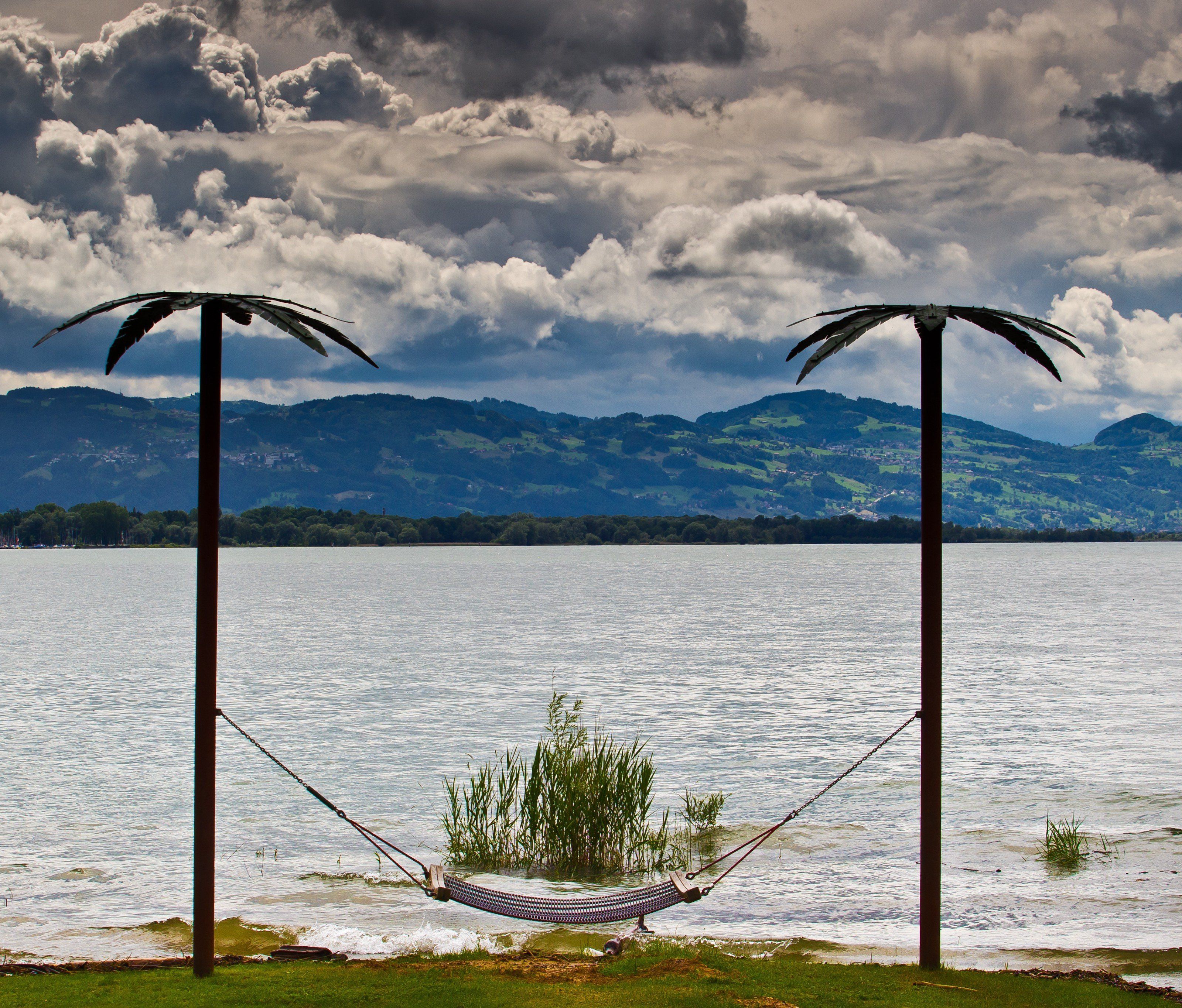 Am Seeufer auf Vorarlberger Seite befinden sich in Leiblach-Nähe beliebte Badeorte wie das Strandbad Lochau. Am Seeufer auf Vorarlberger Seite befinden sich in Leiblach-Nähe beliebte Badeorte wie das Strandbad Lochau.