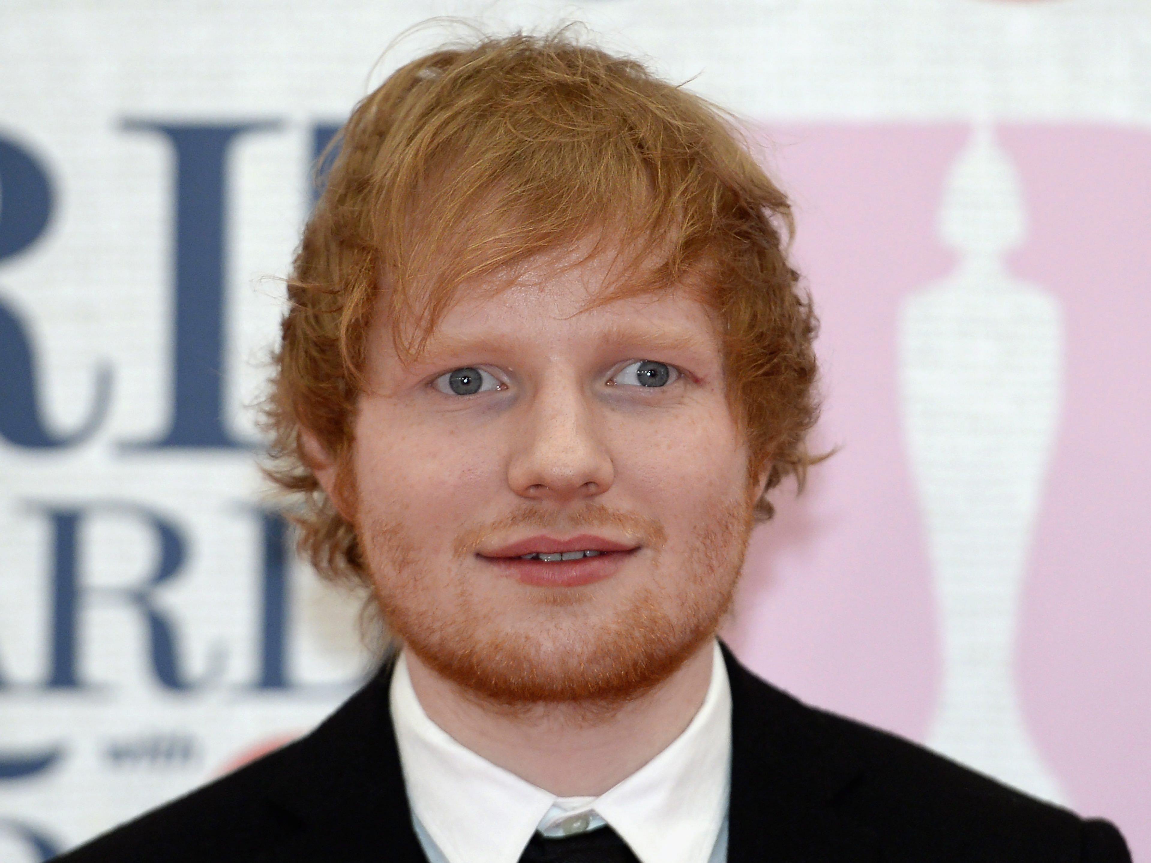 Ed Sheeran half Freund bei Heiratsantrag auf der Bühne Ed Sheeran half Freund bei Heiratsantrag auf der Bühne
