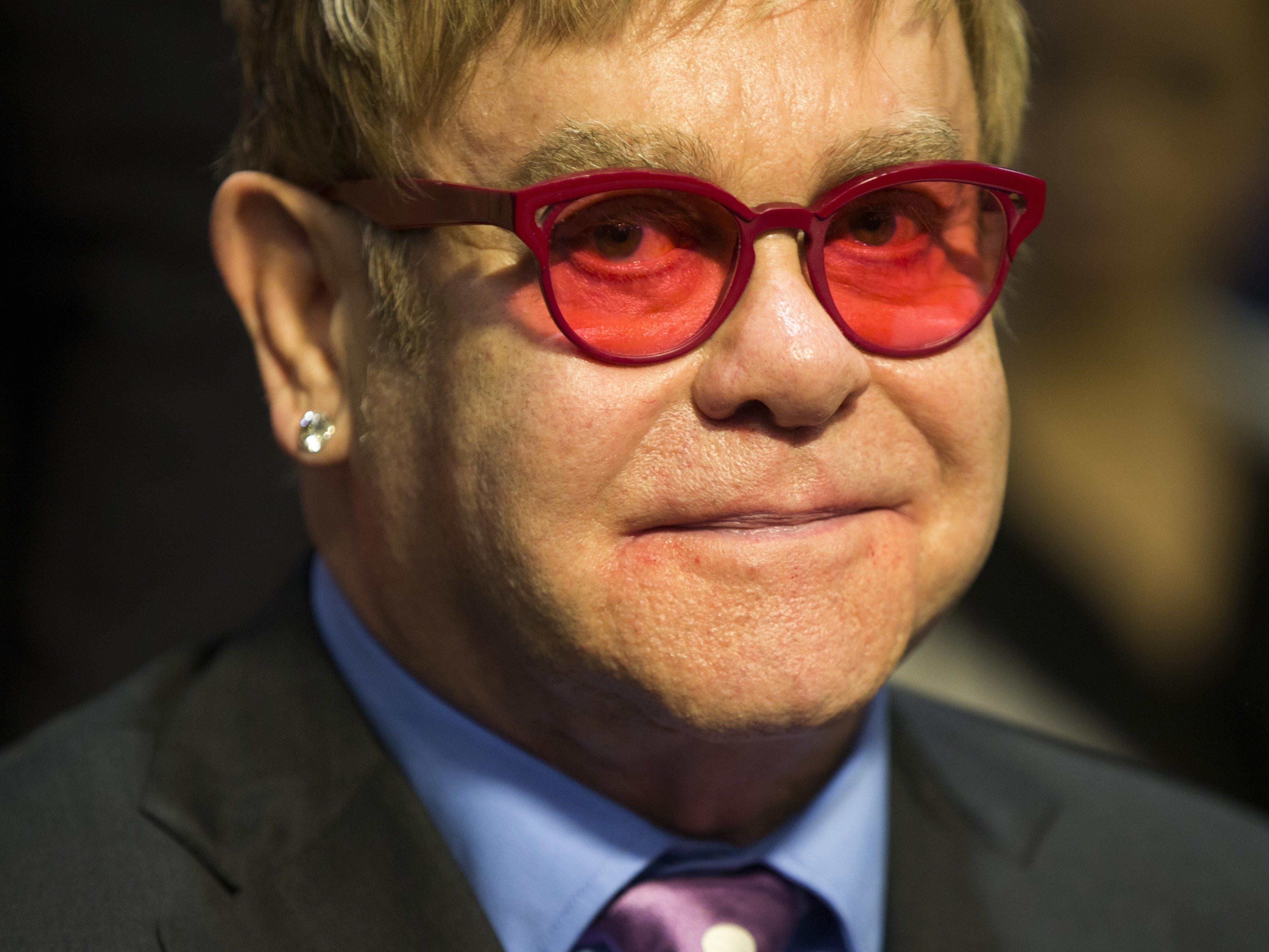 Elton John lädt für den guten Zweck zum Tennis Elton John lädt für den guten Zweck zum Tennis