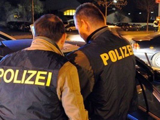 Polizisten retteten Schlafenden aus brennendem Pkw Polizisten retteten Schlafenden aus brennendem Pkw