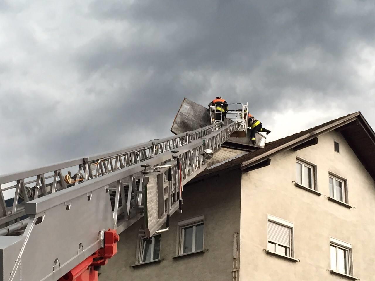 Unwetter: Feuerwehr Bludenz reparierte abgedecktes Dach provisorisch.