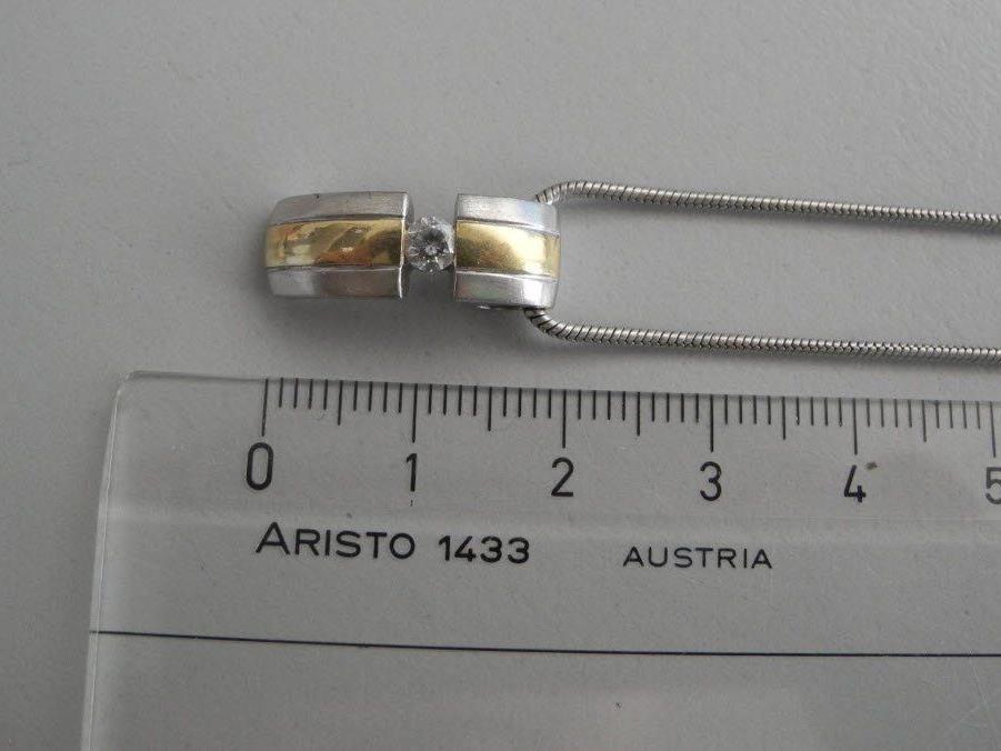 Eine gold/silberfarbene Halskette (siehe Bild) im Werte von ca. 200.- Euro - konnte bislang nicht zugeordnet werden