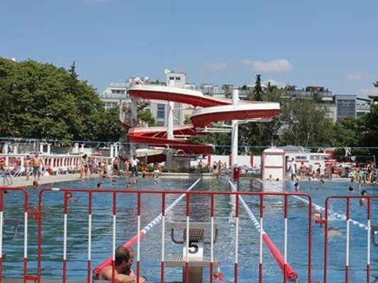Im Kongressbad fand der Auftakt der Bädertour statt. Im Kongressbad fand der Auftakt der Bädertour statt.