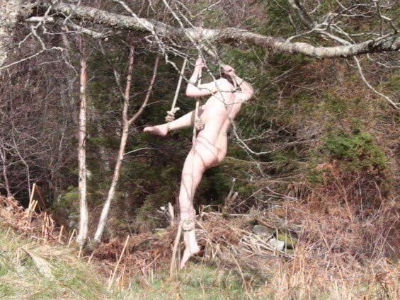 Fast vier Stunden hing sie im Baum fest und schrie um Hilfe Fast vier Stunden hing sie im Baum fest und schrie um Hilfe