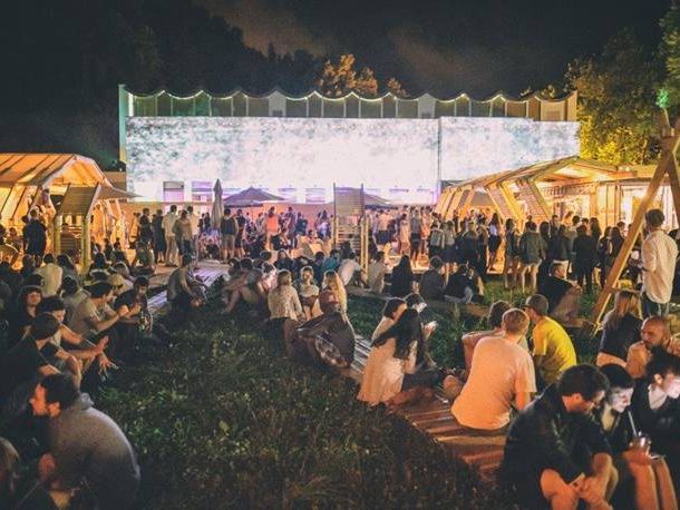 Phantastische Stimmung auf der Wiese inmitten der poolbar-Architektur Phantastische Stimmung auf der Wiese inmitten der poolbar-Architektur