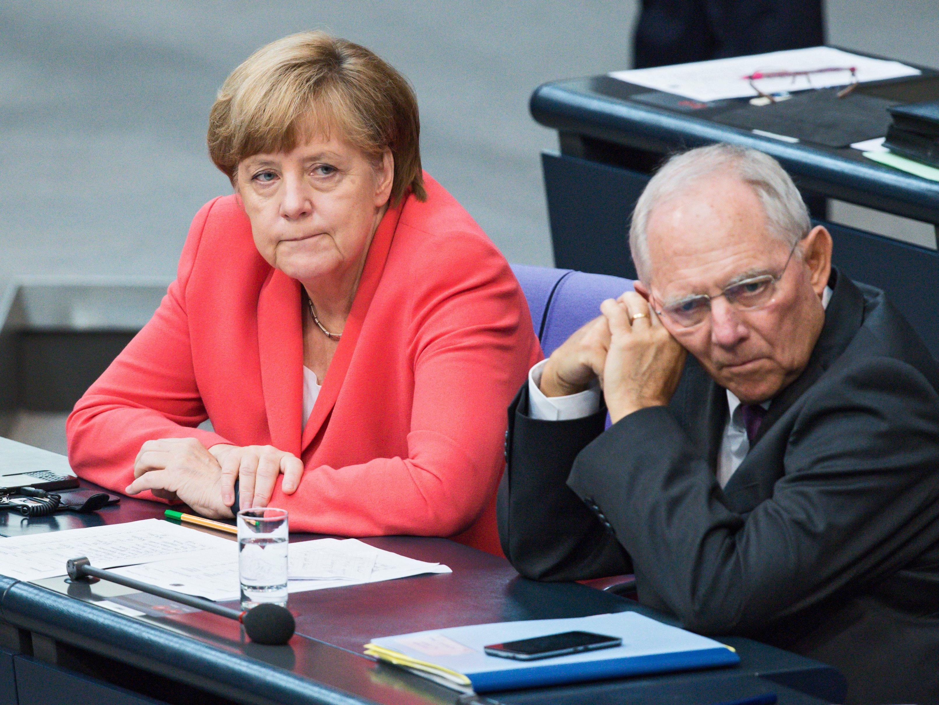 Merkel gegen weitere Grexit-Debatte - Kritik an Schäuble reißt nicht ab.