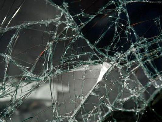 Der PKW kippte aufs Dach nachdem er vom LKW eingezwickt wurde. Der PKW kippte aufs Dach nachdem er vom LKW eingezwickt wurde.