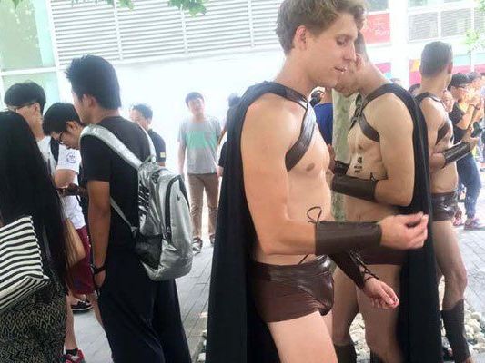 Halbnackte Spartaner werben für Salat Halbnackte Spartaner werben für Salat