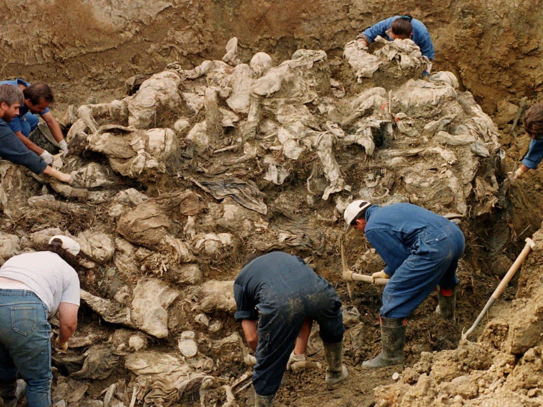 "Wir fanden Männer, die vergebens ihre Söhne schützen wollten und manchmal auch Spielzeug." "Wir fanden Männer, die vergebens ihre Söhne schützen wollten und manchmal auch Spielzeug."