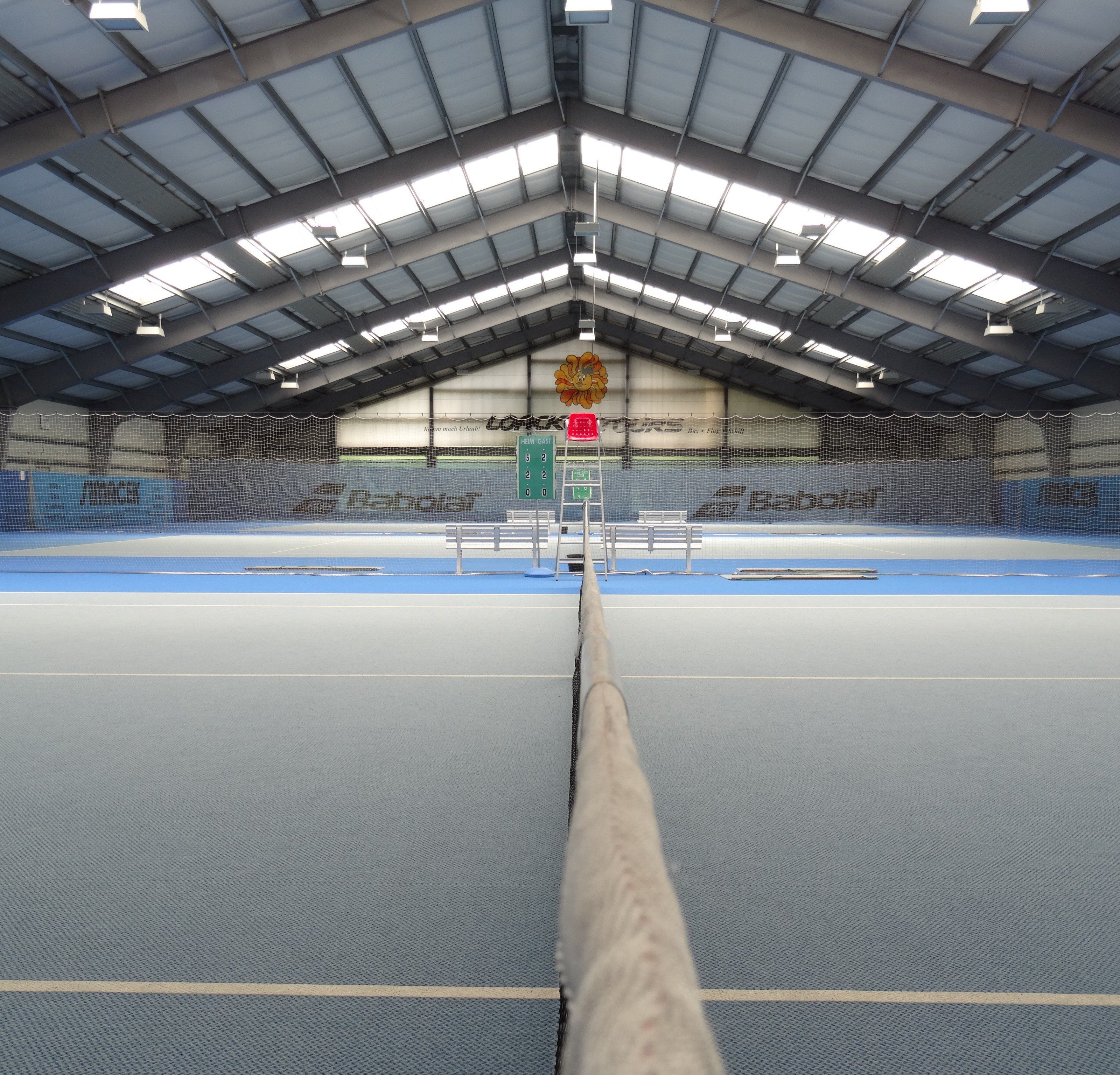 In der Götzner Tennishalle sollen drei Jahre lang bis zu 100 Flüchtlinge untergebracht werden. In der Götzner Tennishalle sollen drei Jahre lang bis zu 100 Flüchtlinge untergebracht werden.