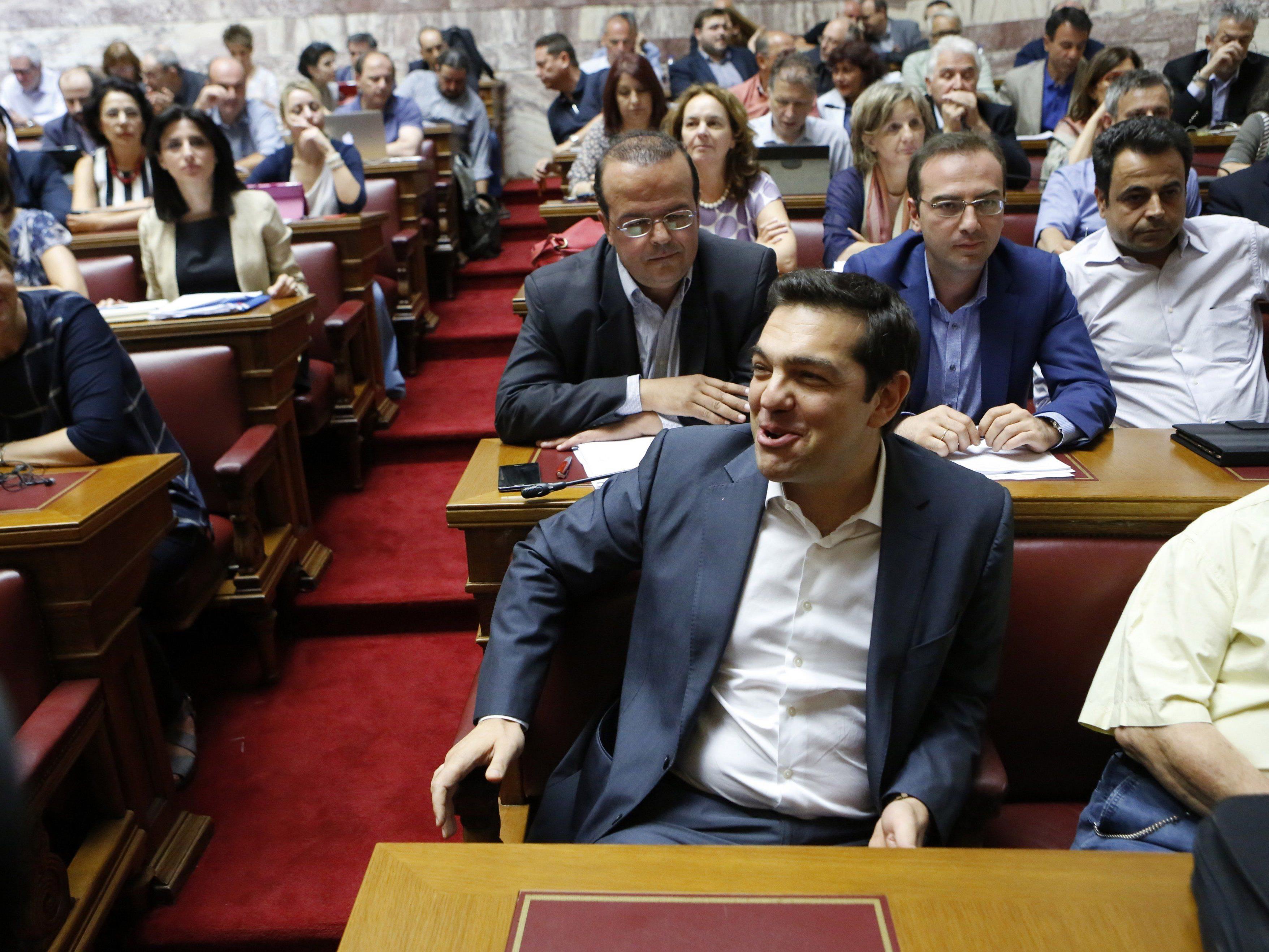 Alexis Tsipras macht im griechischen Parlament gute Miene zum (aus seiner Sicht) bösen Spiel.