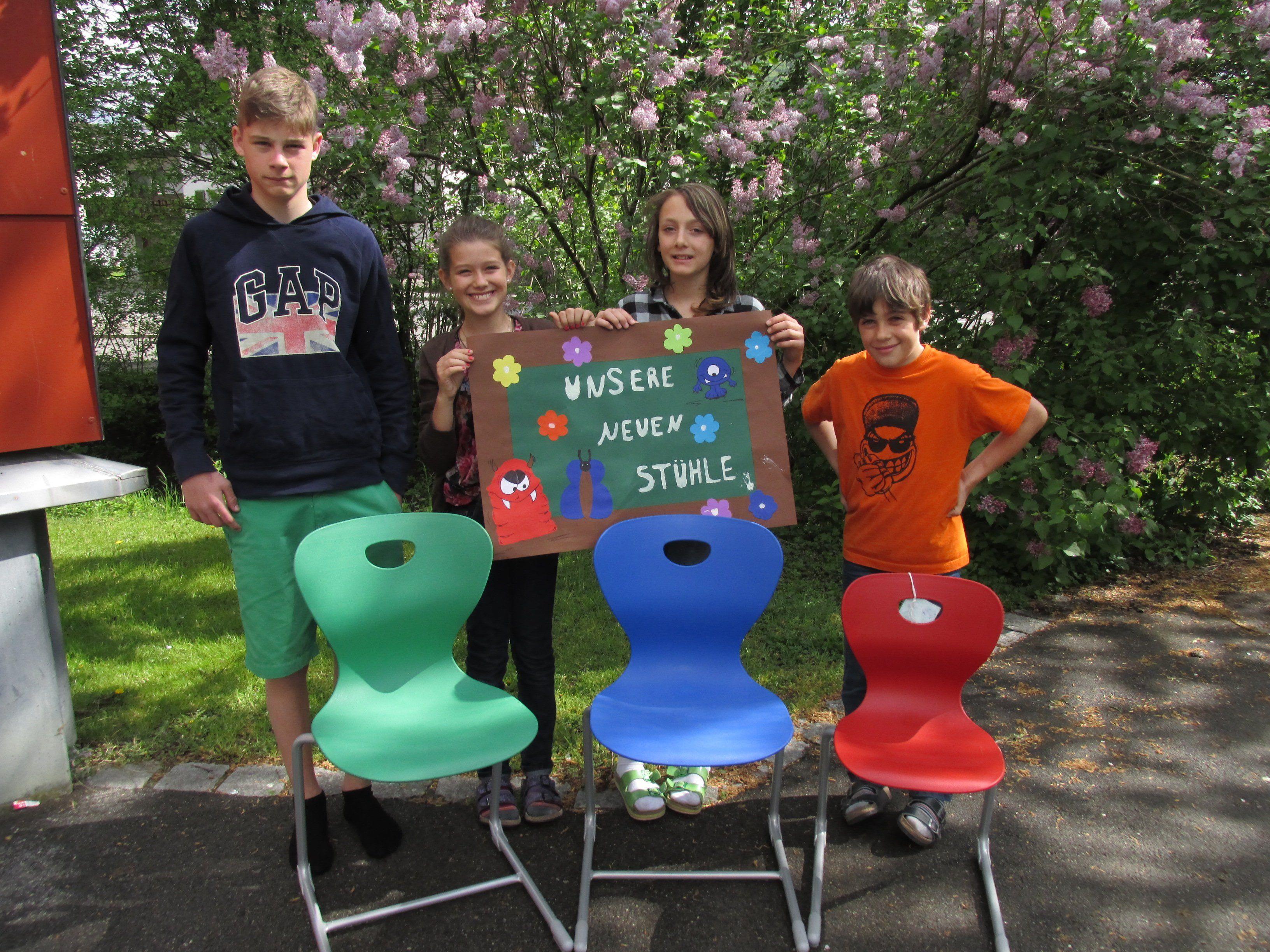Die Schüler der VMS Koblach freuten sich über die neuen Stühle