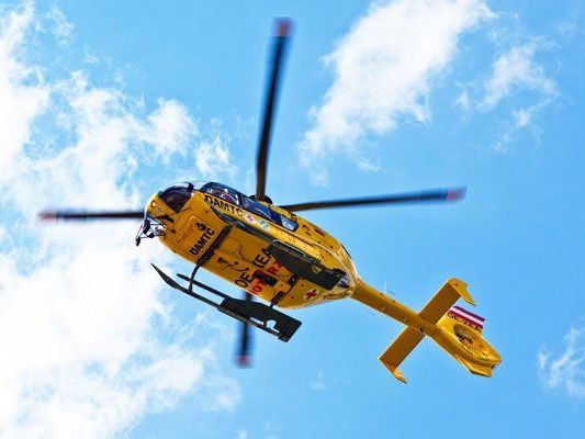 Einer der Motorradfahrer musste mit dem Notarzthubschrauber ins Krankenhaus geflogen werden. Einer der Motorradfahrer musste mit dem Notarzthubschrauber ins Krankenhaus geflogen werden.