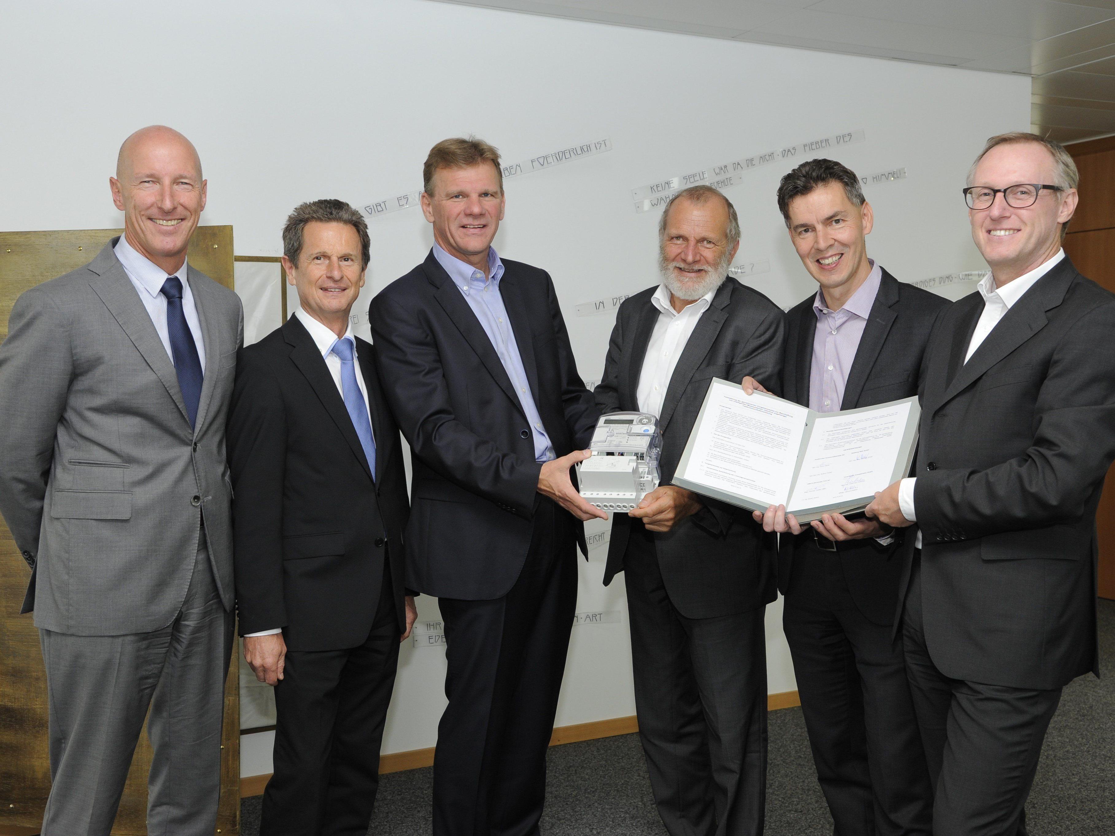 Ein einheitliches Smart Metering-System für Westösterreich – dieses Ziel hat sich die „Kooperation Smart Meter West“ bis August 2016 gesetzt. Im Bild die Geschäftsführer bei der Unterzeichnung des Kooperationsvertrages. v.l.n.r. MMag. Gerhard Röthlin und DI Werner Neyer (beide GF Vorarlberger Energienetze), DI Mag. Michael Strebl (GF Salzburg Netz), DI Franz Hairer (Vorstand TINETZ und IKB), DI Johannes Türtscher (GF Vorarlberger Energienetze) und Mag. Thomas Trattler (Vorstand TINETZ). Ein einheitliches Smart Metering-System für Westösterreich – dieses Ziel hat sich die „Kooperation Smart Meter West“ bis August 2016 gesetzt. Im Bild die Geschäftsführer bei der Unterzeichnung des Kooperationsvertrages. v.l.n.r. MMag. Gerhard Röthlin und DI Werner Neyer (beide GF Vorarlberger Energienetze), DI Mag. Michael Strebl (GF Salzburg Netz), DI Franz Hairer (Vorstand TINETZ und IKB), DI Johannes Türtscher (GF Vorarlberger Energienetze) und Mag. Thomas Trattler (Vorstand TINETZ).