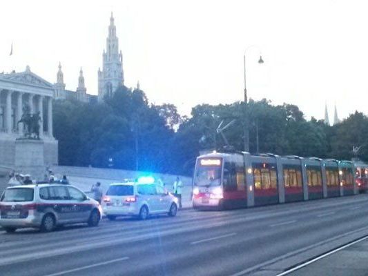 Am Dienstagabend wurde ein Fußgänger von der Bim erfasst. Am Dienstagabend wurde ein Fußgänger von der Bim erfasst.