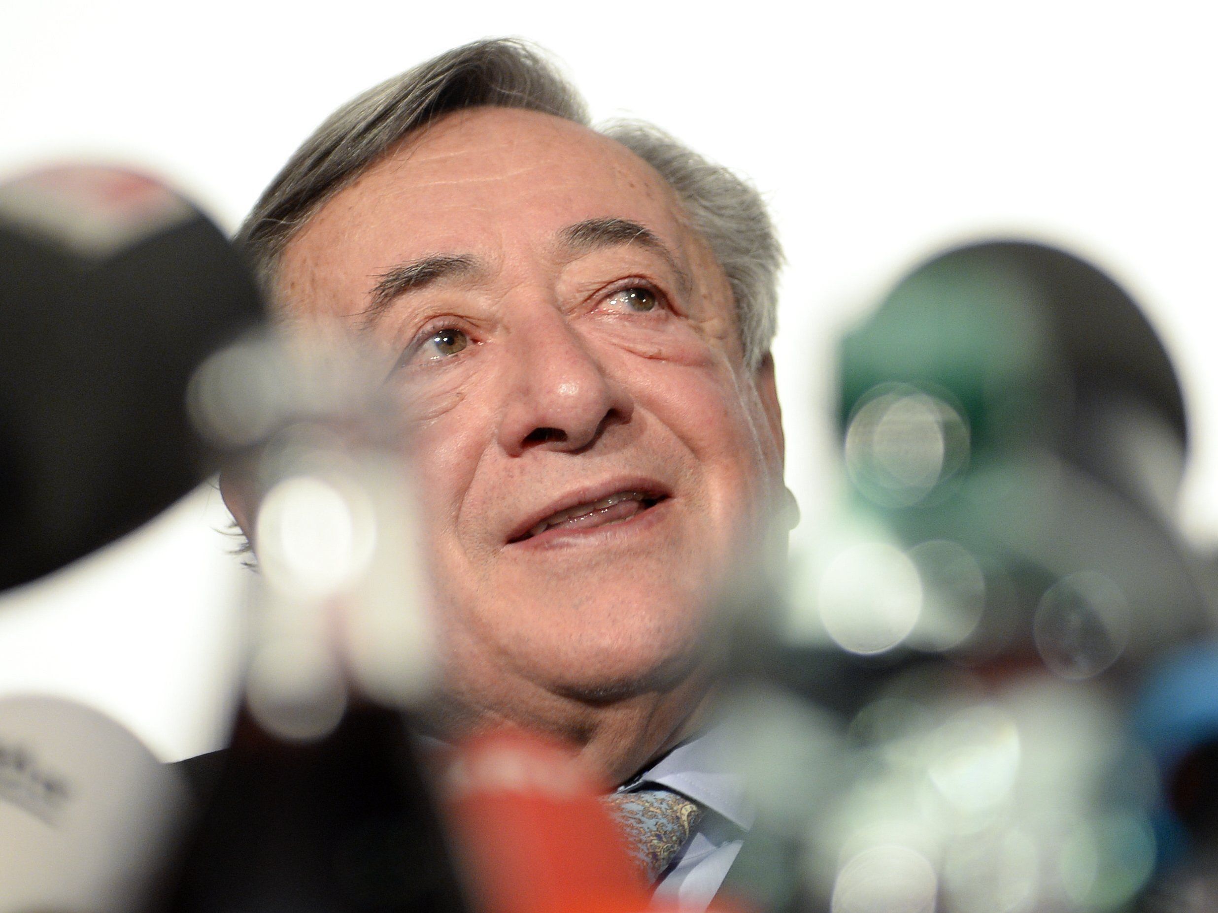 Richard Lugner fühlt sich durch die neuerliche Debate um die Sonntagsöffnung in Wien vor den Kopf gestoßen. Richard Lugner fühlt sich durch die neuerliche Debate um die Sonntagsöffnung in Wien vor den Kopf gestoßen.
