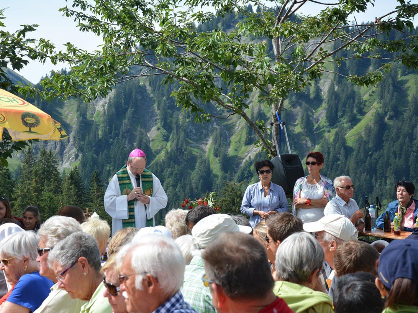 Bischof Benno Elbs spendete bei der Messe auf der Alpe Schönenmann den Segen. Bischof Benno Elbs spendete bei der Messe auf der Alpe Schönenmann den Segen.