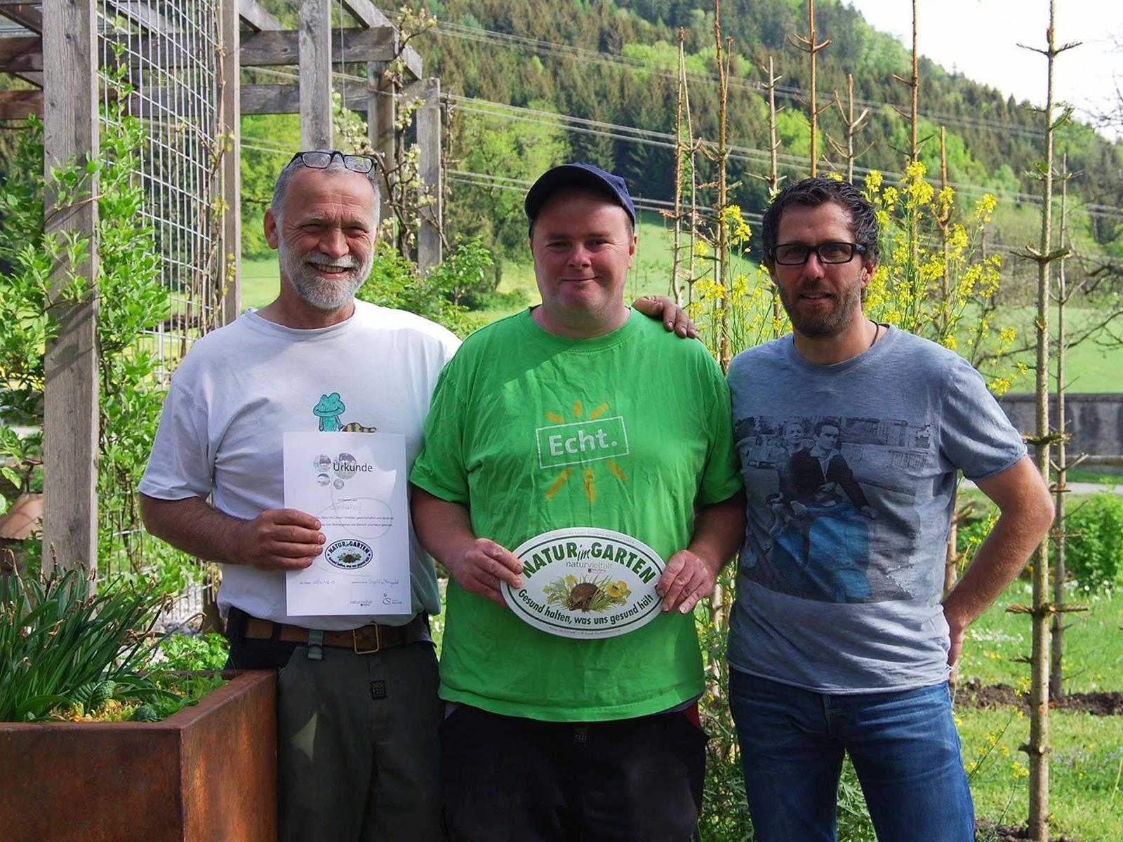 Alois Riedmann, Alexander Aberer und Thomas Lampert (v.l.) freuen sich über die „Natur im Garten“-Plakette für den Sunnahof.