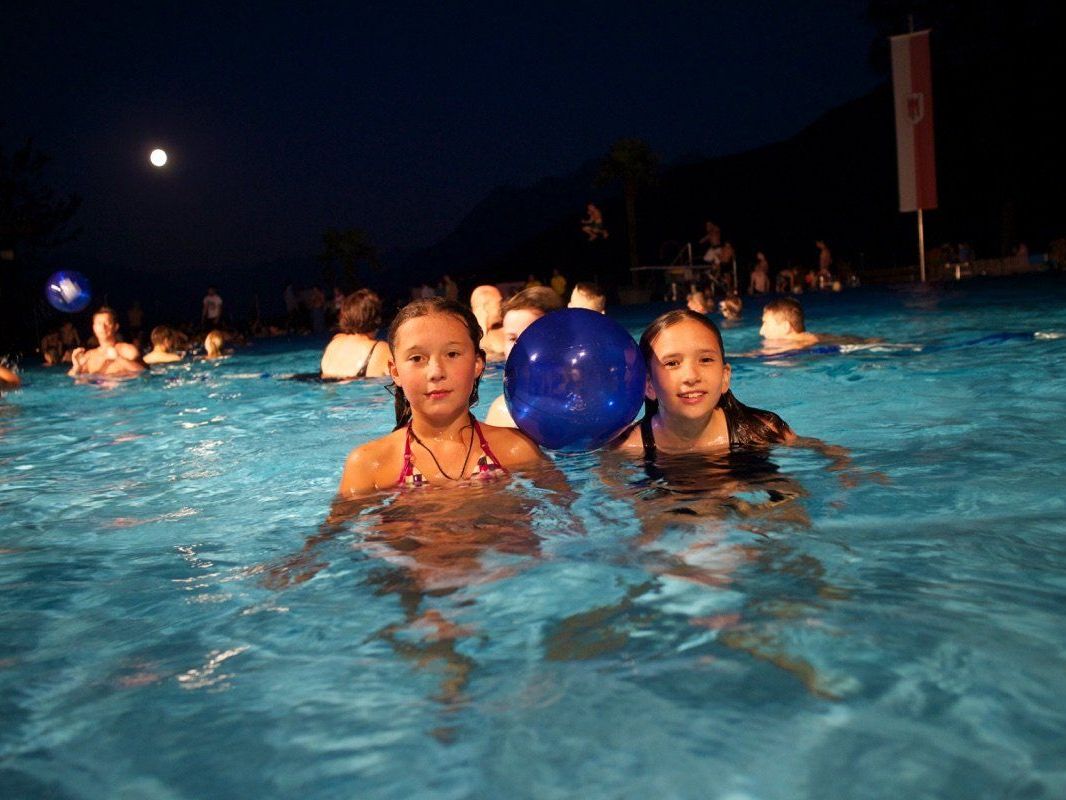 Amalie und Emma genossen die tolle Stimmung im ältesten Freibad Vorarlbergs. Amalie und Emma genossen die tolle Stimmung im ältesten Freibad Vorarlbergs.