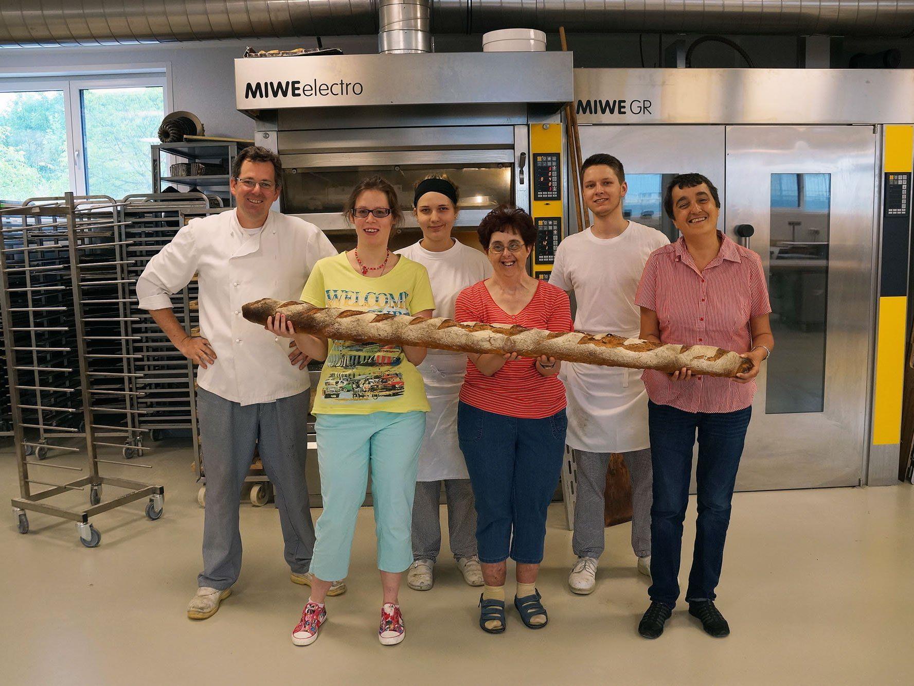 Fabienne Plattner, Sonja Ranggetiner und Monika Loacker (erste Reihe v.l.) freuen sich über das tägliche Brot von Bäckermeister Johannes Schertler (ganz links) und seinem Team.