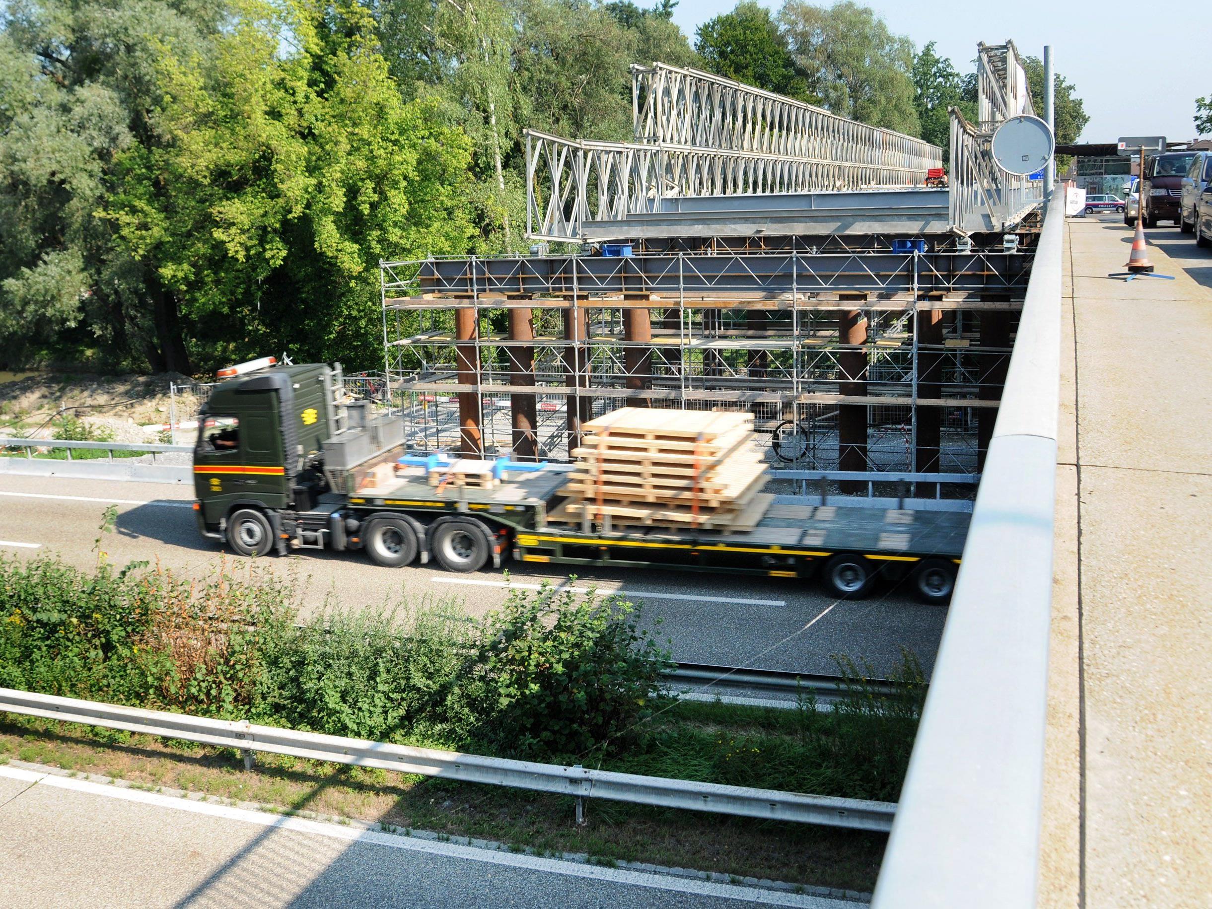 In der Nacht auf Sonntag, 16. August, wird die Ersatzbrücke über die Autobahn bei St. Margrethen geschoben.