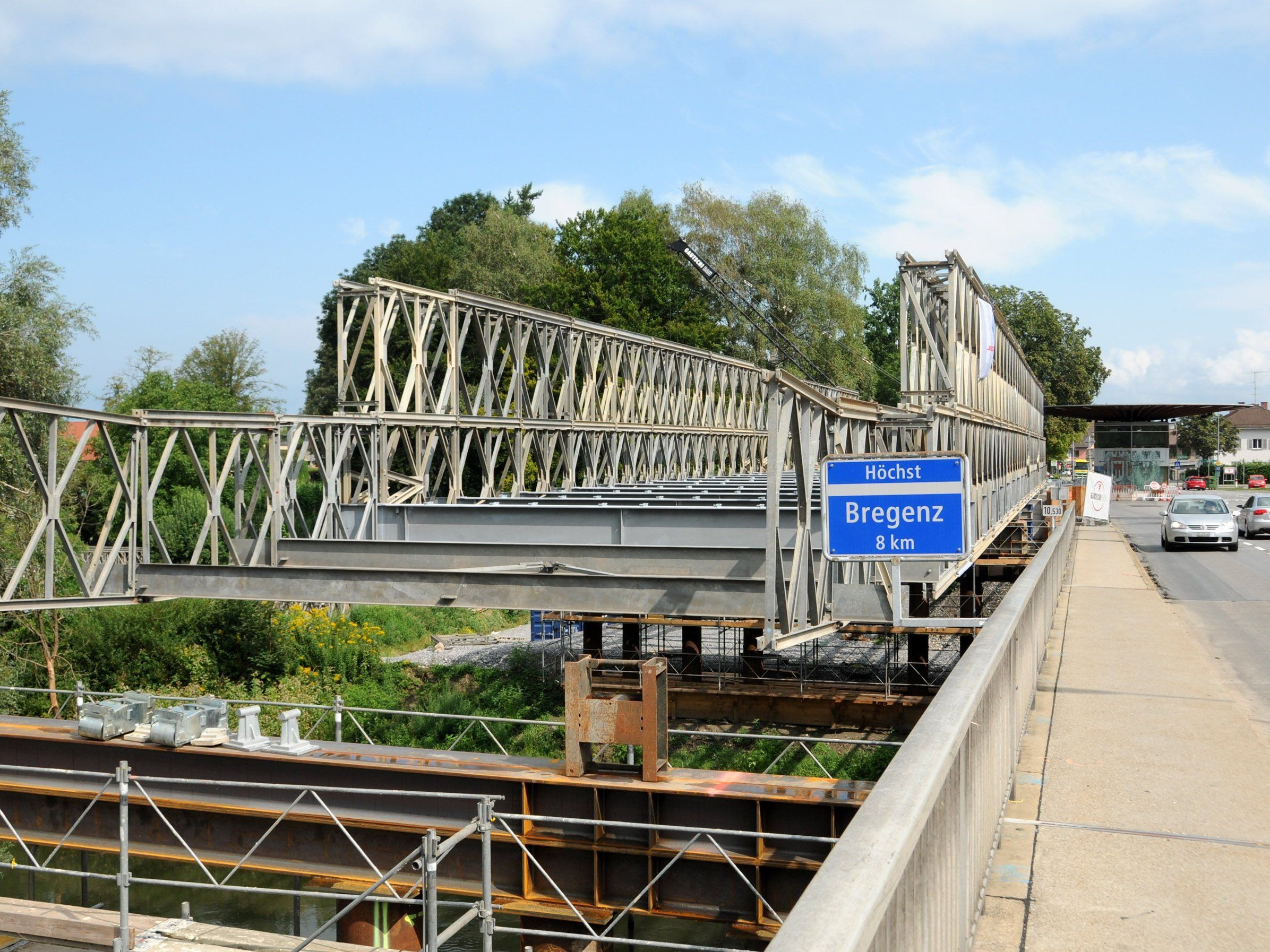 Derzeit wird die Ersatzbrücke über die Grenze am Alten Rhein errichtet Derzeit wird die Ersatzbrücke über die Grenze am Alten Rhein errichtet