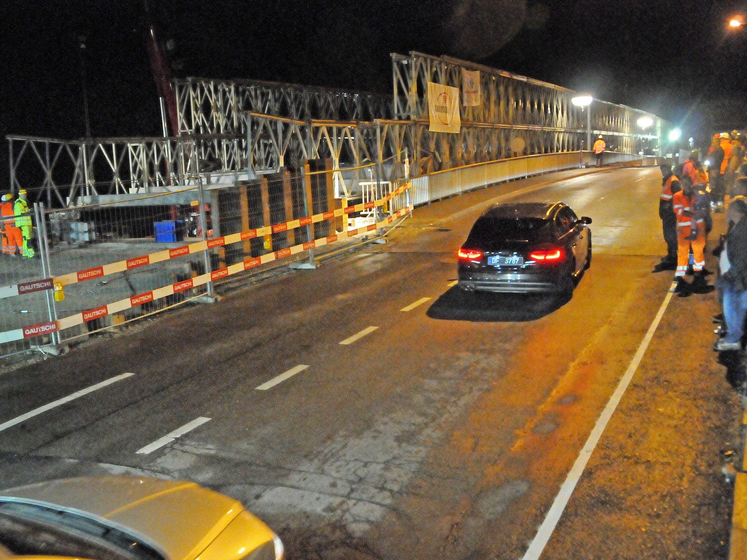 Berereits kurz nach 21 Uhr war die Brücke bis zum Schweizer Zollamt geschoben. Berereits kurz nach 21 Uhr war die Brücke bis zum Schweizer Zollamt geschoben.