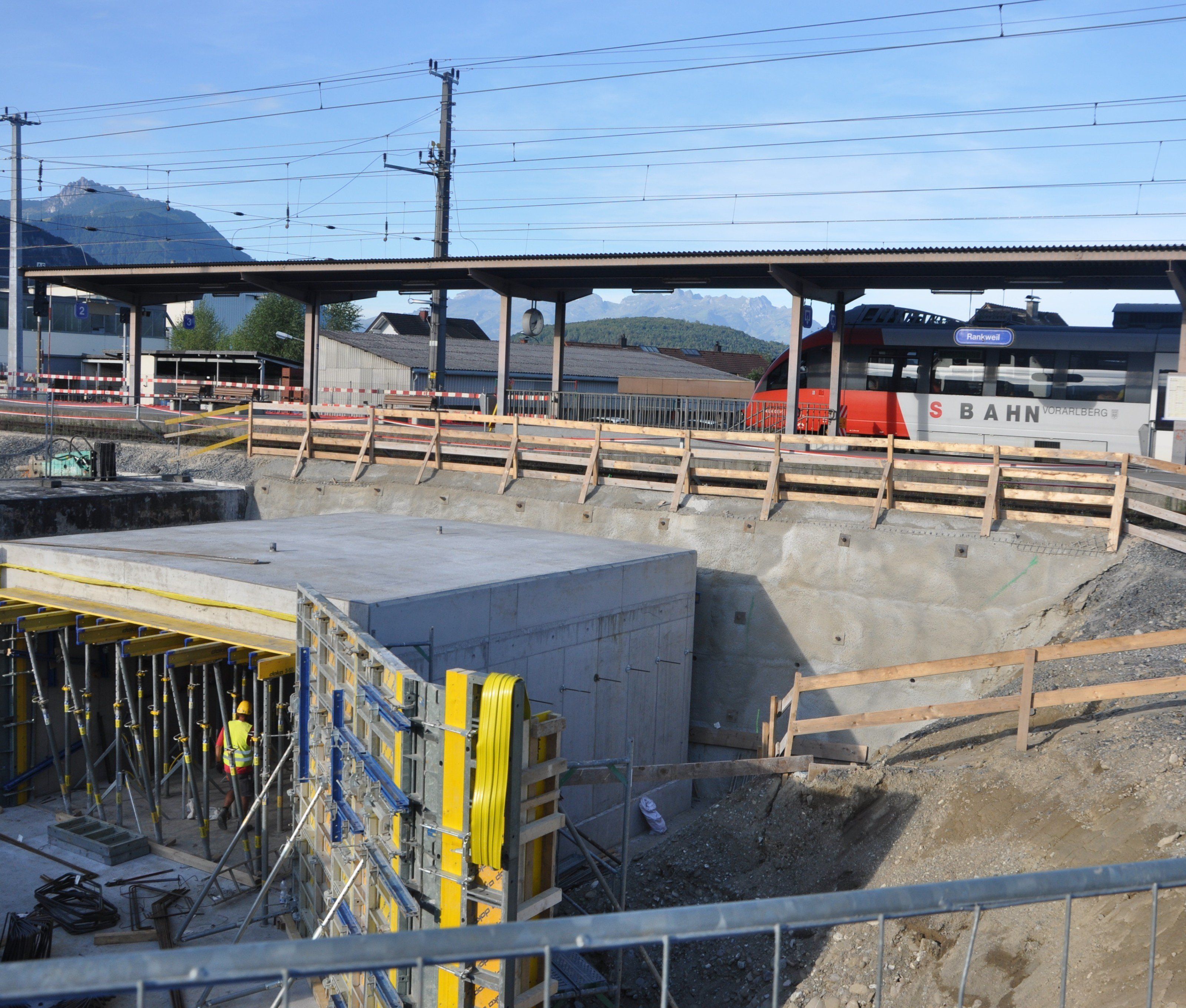 Am Bahnhof Rankweil laufen die Um- bzw. Neubauarbeiten auf vollen Touren. Am Bahnhof Rankweil laufen die Um- bzw. Neubauarbeiten auf vollen Touren.