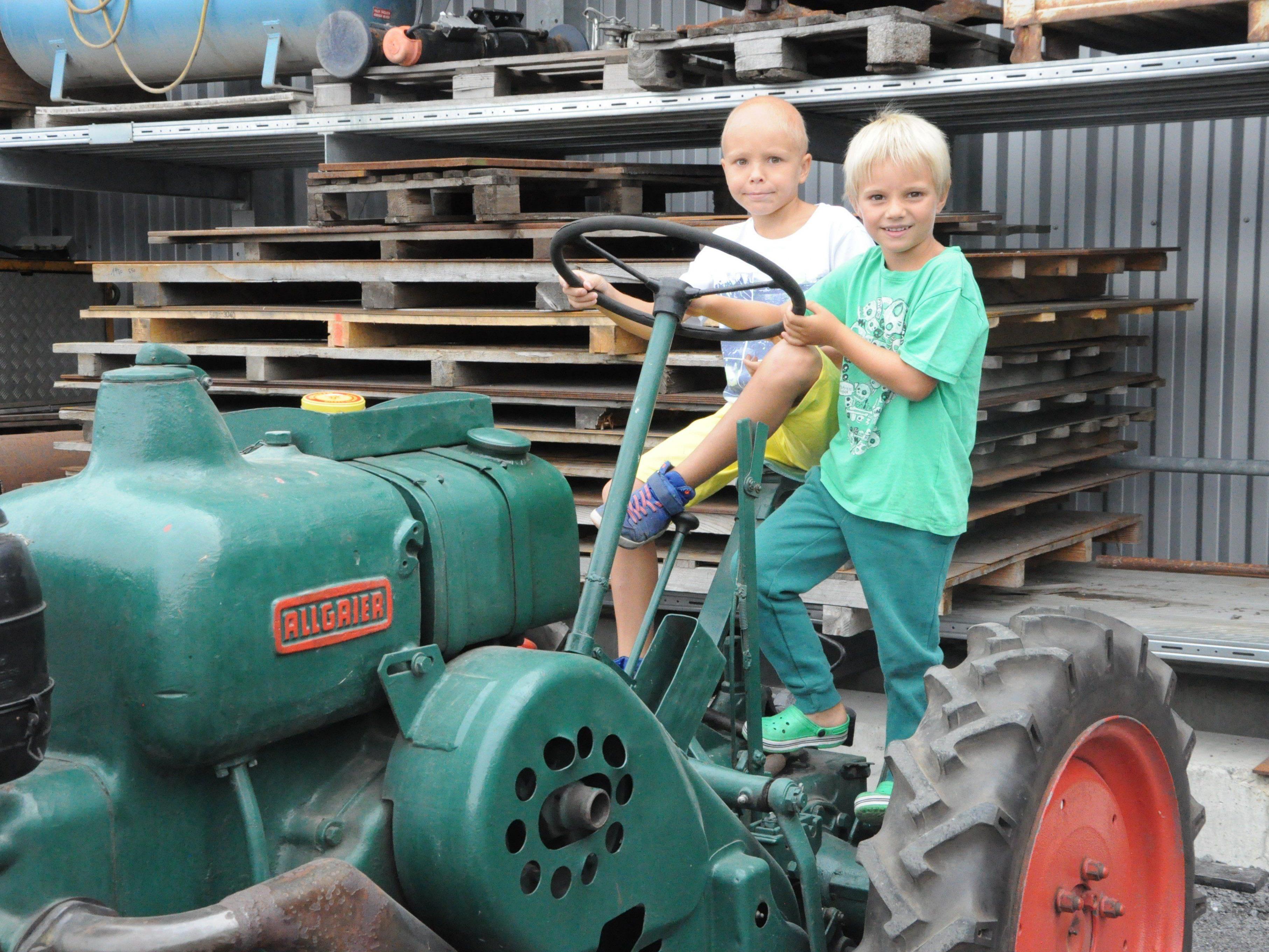 Jung und Alt zeigten sich in Weiler von den vielen Oldtimer Traktoren begeistert