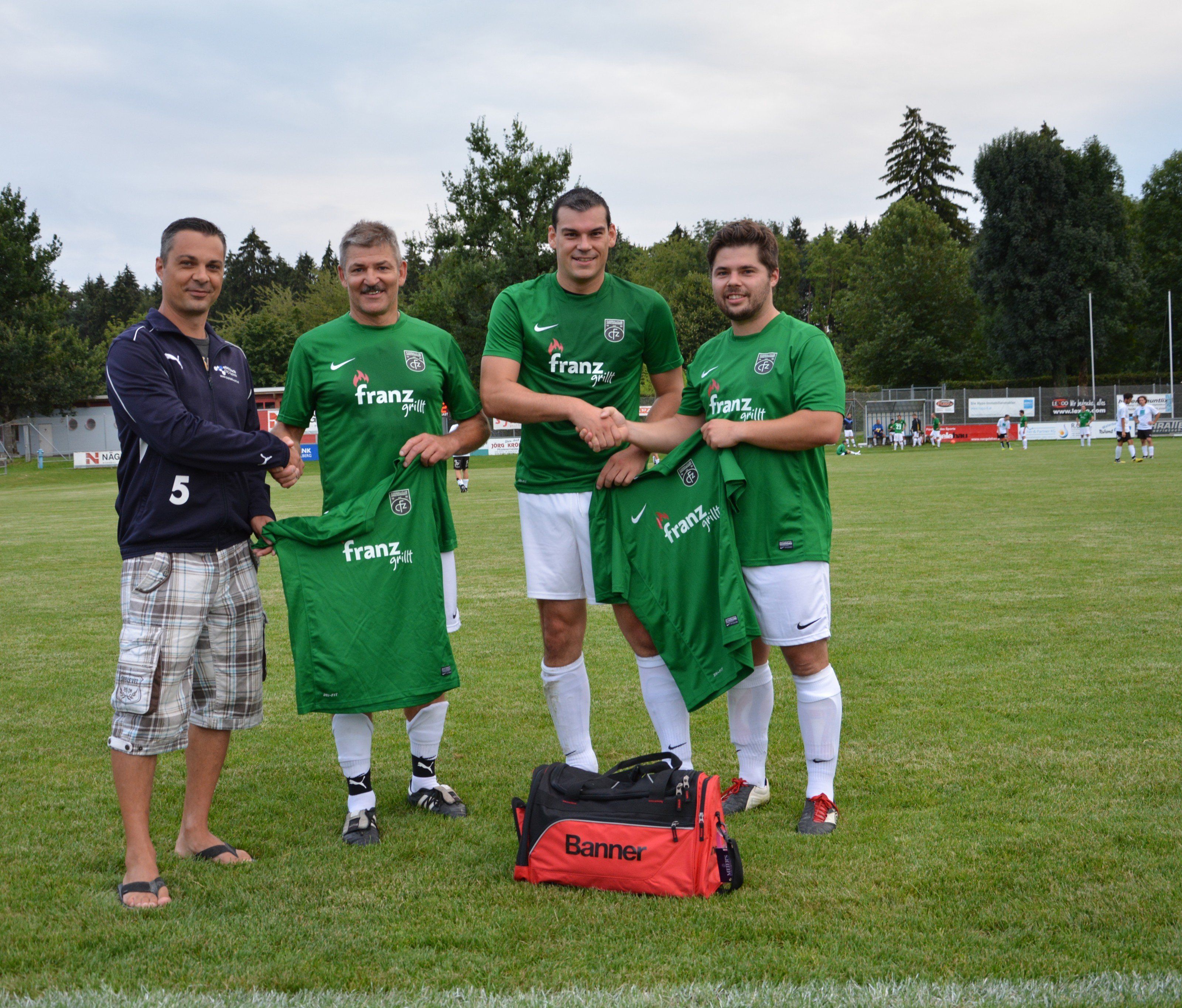 Trikotübergabe - Obmann Freidl, Hauptsponsor Blümel u. Kilga, Spielertrainer Bitschnau Trikotübergabe - Obmann Freidl, Hauptsponsor Blümel u. Kilga, Spielertrainer Bitschnau