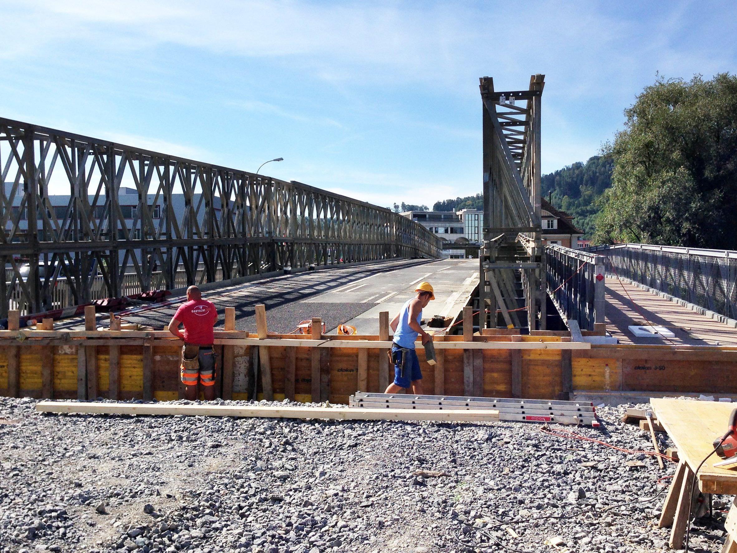 Die Ersastzbrücke über den Alten Rhein ist spätestens Ende September befahrbar. Rechts der Fußgängersteg.