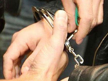 Die Polizei nahm einen per internationalen Haftbefehl gesuchten Mann fest. Die Polizei nahm einen per internationalen Haftbefehl gesuchten Mann fest.