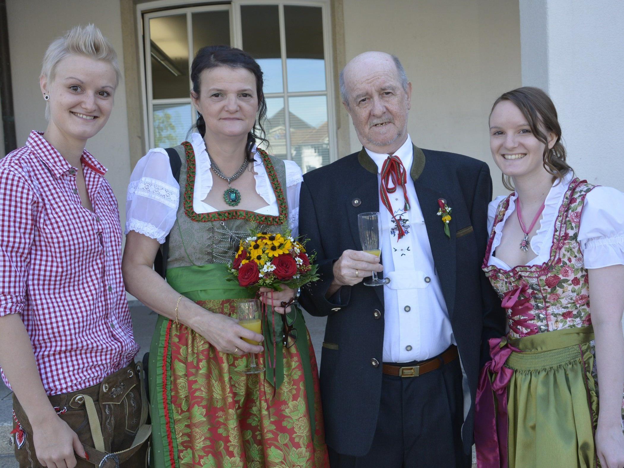 Das Brautpaar mit den Trauzeuginnen bei der standesamtlichen Hochzeit in Dornbirn.