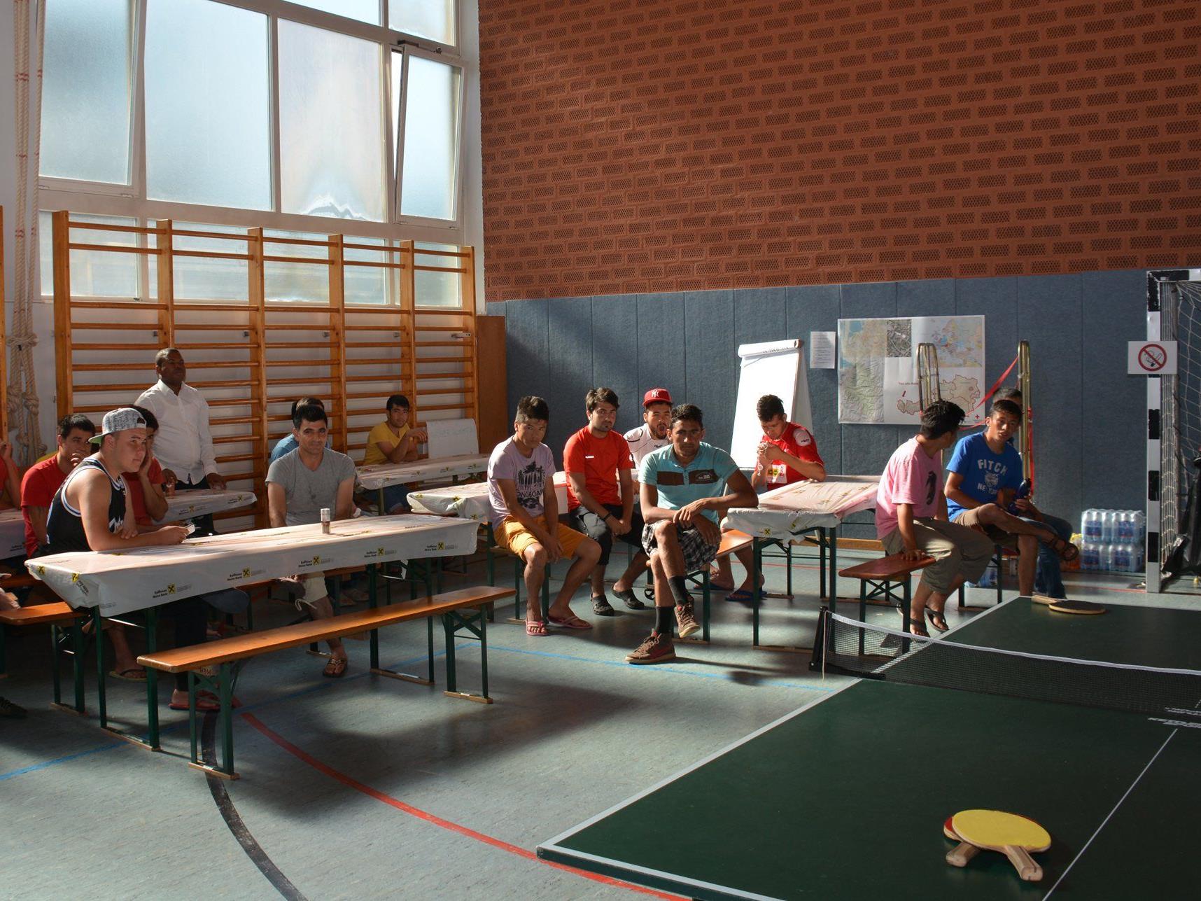 In der Turnhalle der Mittelschule Hard Markt sind derzeit 40 Flüchtlinge untergebracht.