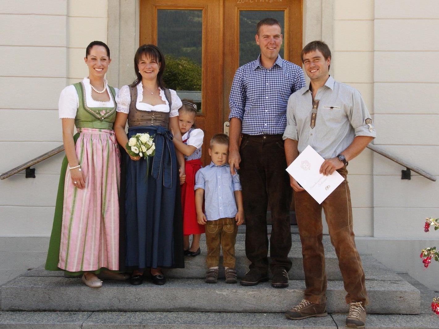 Das Brautpaar mit ihren Kindern Magdalena und Jakob sowie den Trauzeugen Sabrina Vonderleu und Johannes Bargehr