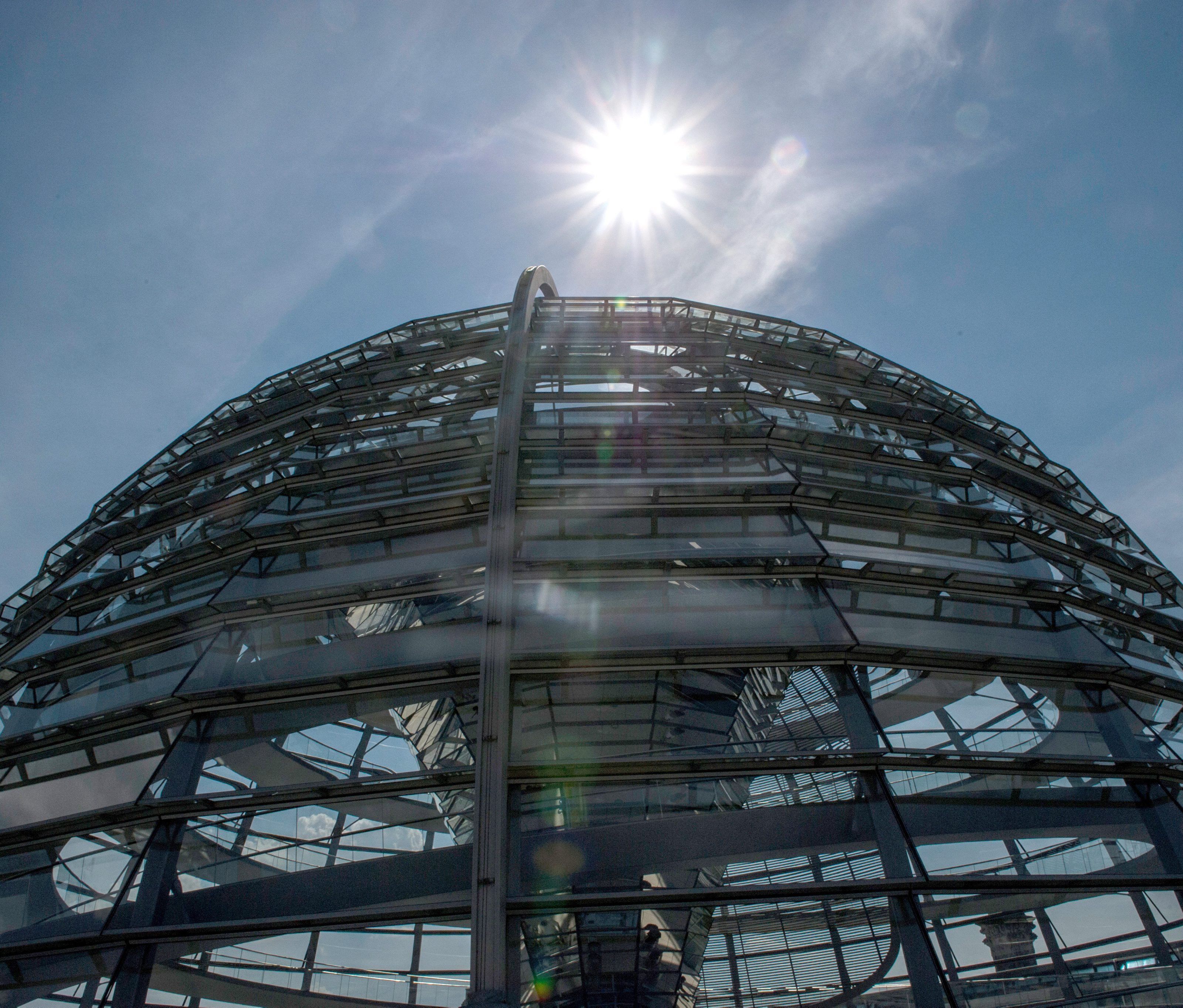 Bayrischer Innenminister für Aufnahmezentren in Italien und Griechenland. Bayrischer Innenminister für Aufnahmezentren in Italien und Griechenland.