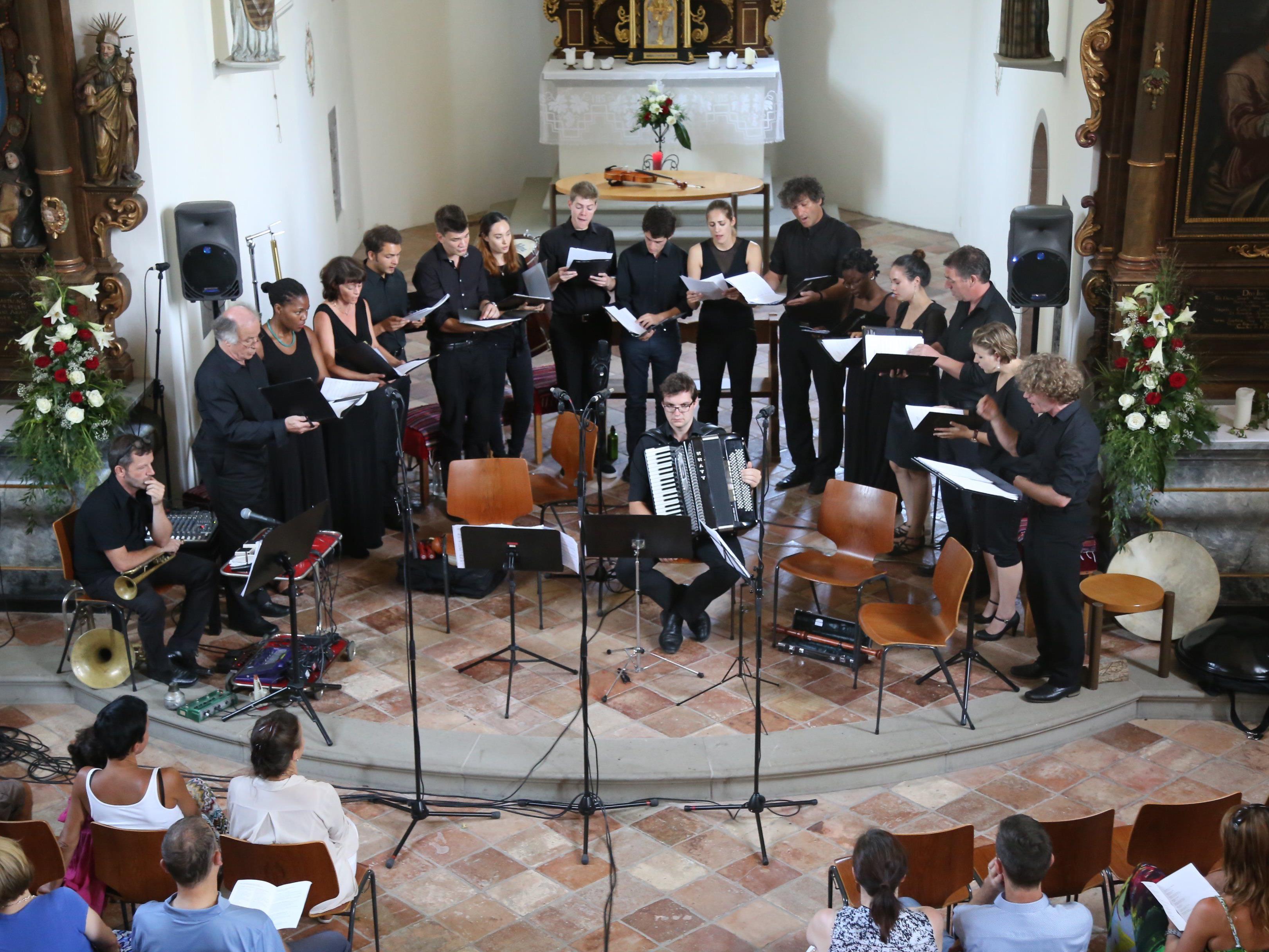 Das 15-köpfige Feldkircher Vokal-Esemble „pforte vokal“ in der St.-Corneli-Kirche.