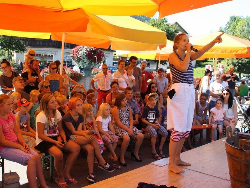 "Piratenmolly" begeisterte beim Kindertheater auf dem Dorfplatz. "Piratenmolly" begeisterte beim Kindertheater auf dem Dorfplatz.