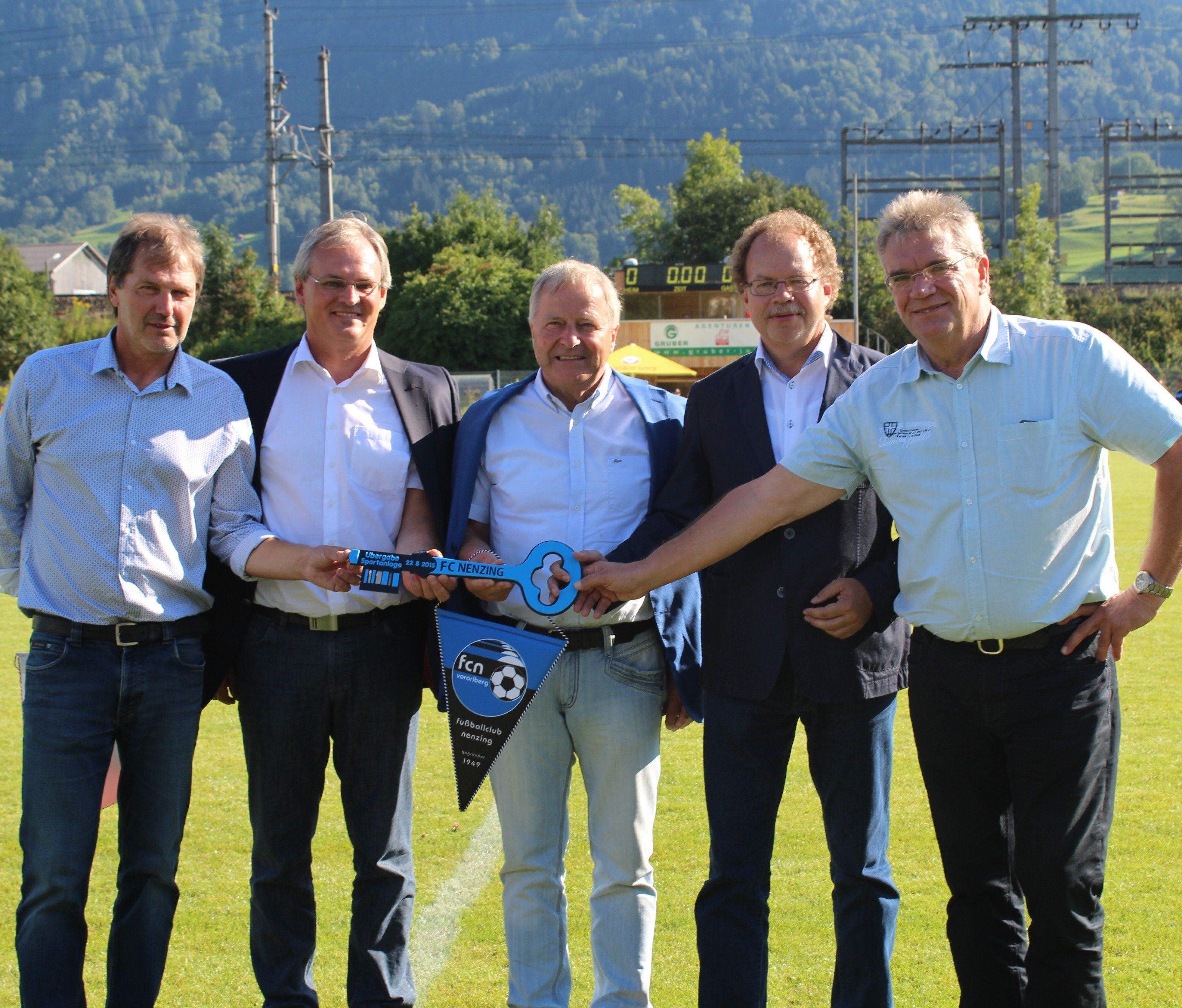 Feierliche Schlüsselübergabe an den Präsidenten des FC Nenzing Feierliche Schlüsselübergabe an den Präsidenten des FC Nenzing