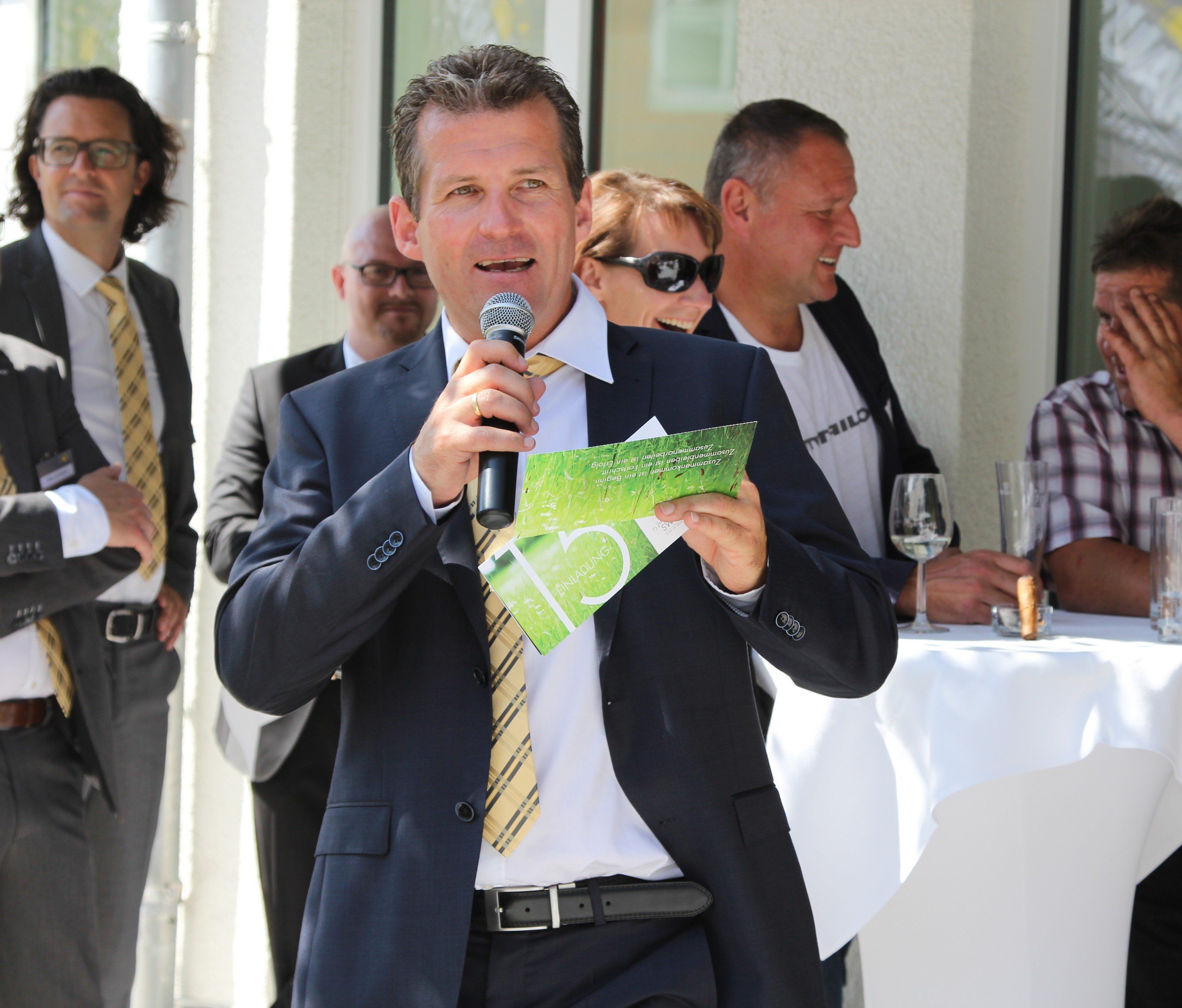 Baumeister und Filialleiter Andreas Schmitzer dankte in seiner Ansprache den langjährigen Swisshaus-Partnern Baumeister und Filialleiter Andreas Schmitzer dankte in seiner Ansprache den langjährigen Swisshaus-Partnern