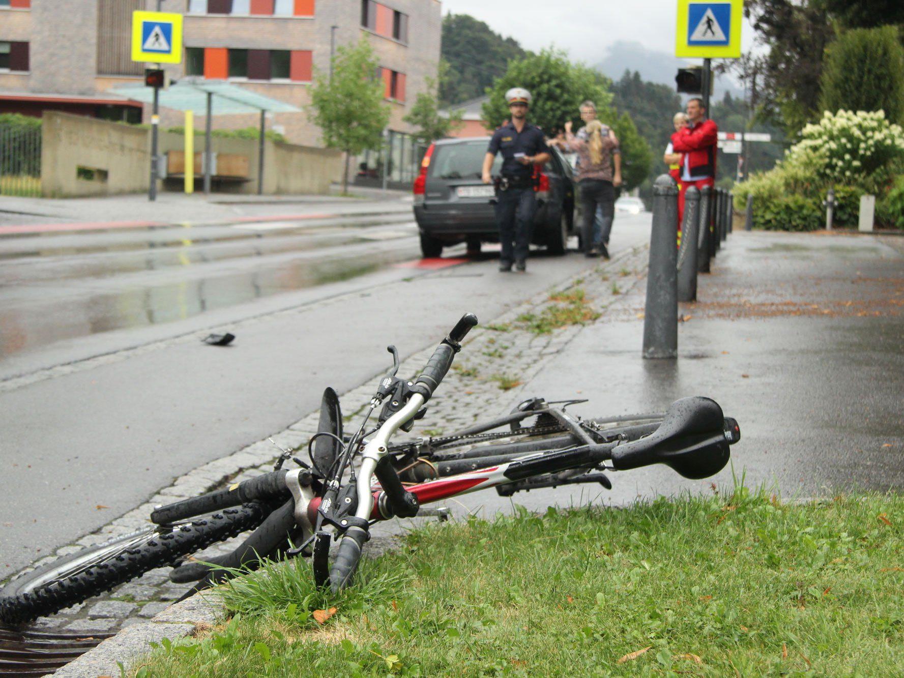 Nach Kollision in Schwarzach: Polizei trifft verletzten Fahrradfahrer zu Hause an.