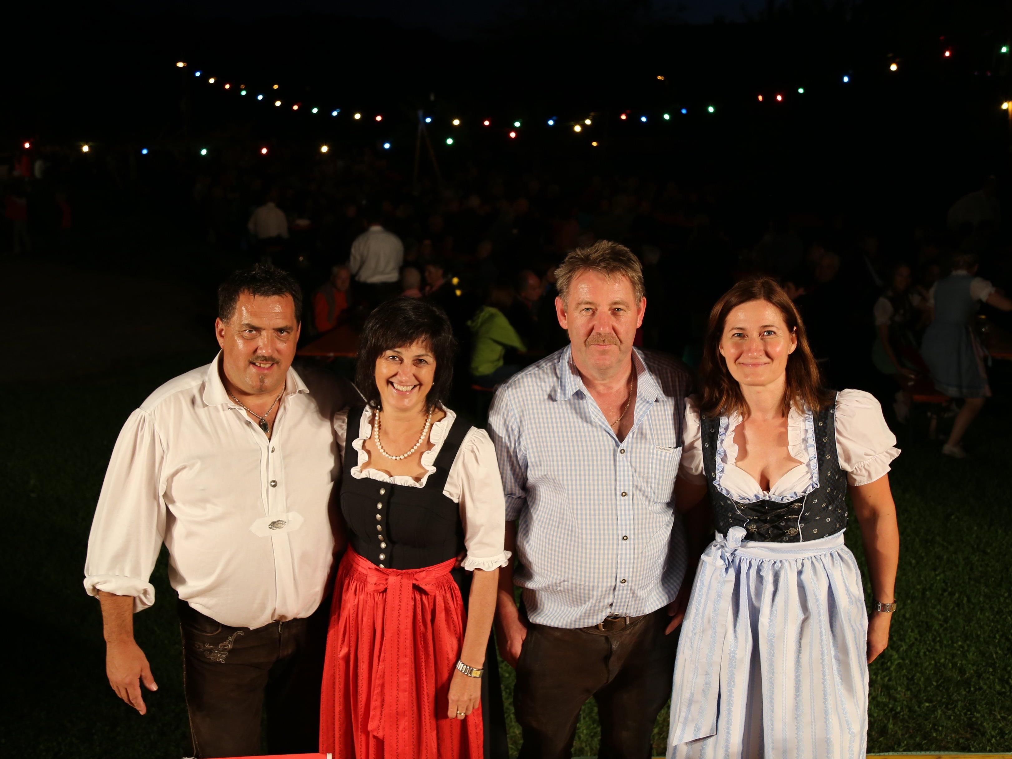 Wolfgang Bickel mit Gattin Marlies (r.) und dem Gesangsduo Ingrid Rehm und Wolfgang Hammerer.