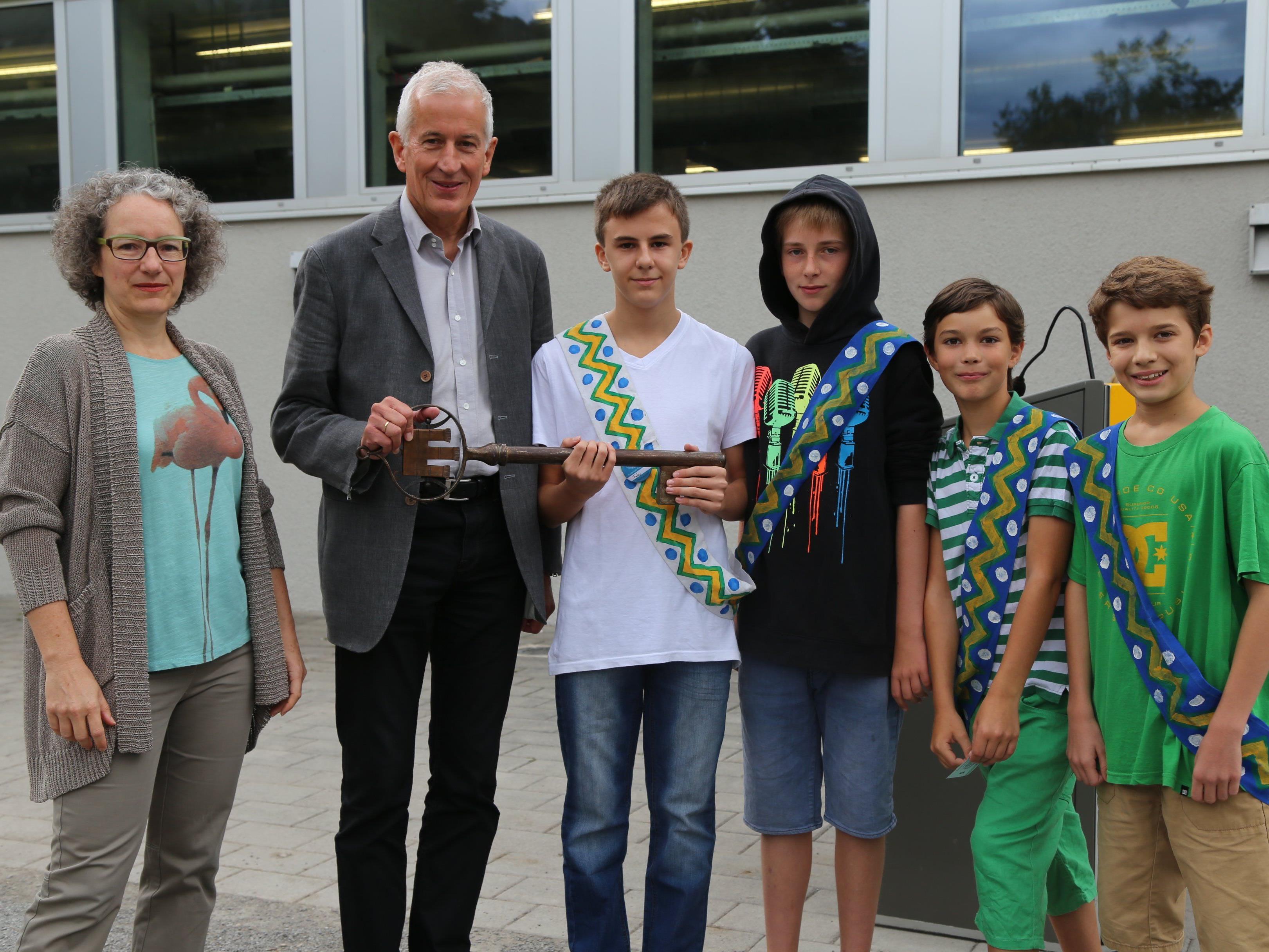 Stadträtin Ingrid Scharf und Bürgermeister Wilfried Berchtold überreichten Fabio Gabriel den Schlüssel für „KleinFeldkirch“.