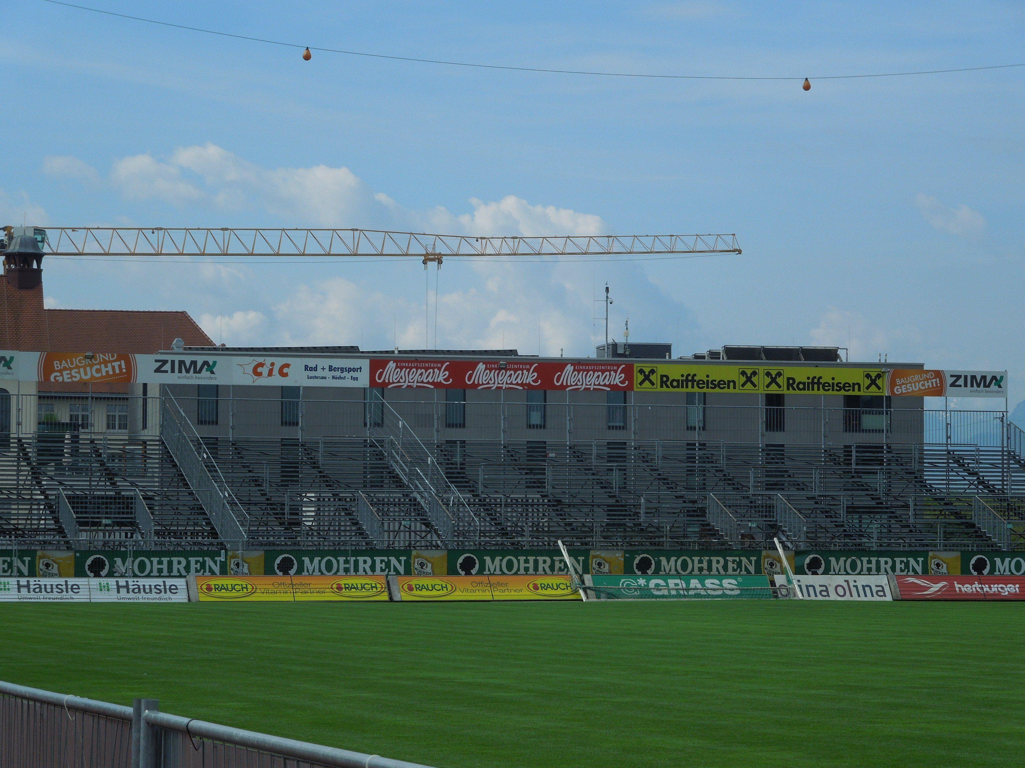 Der Eingang zur Südtribüne ist für Fans der Auswärtsmannschaft gedacht. Dies erfordert oft lange Wege für Fans der Austria.