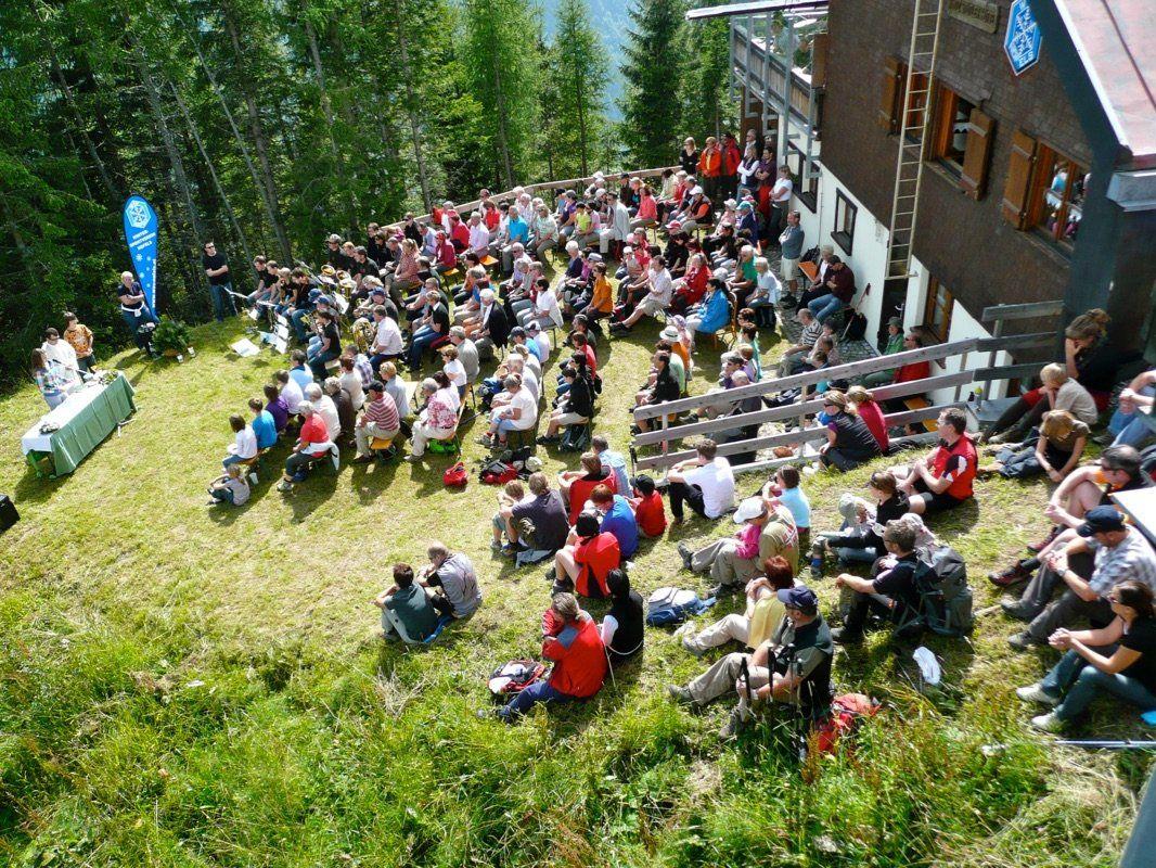 Umrahmt von der herrlichen Bergwelt wird auch heuer die traditionelle Bergmesse am Niggenkopf gefeiert.