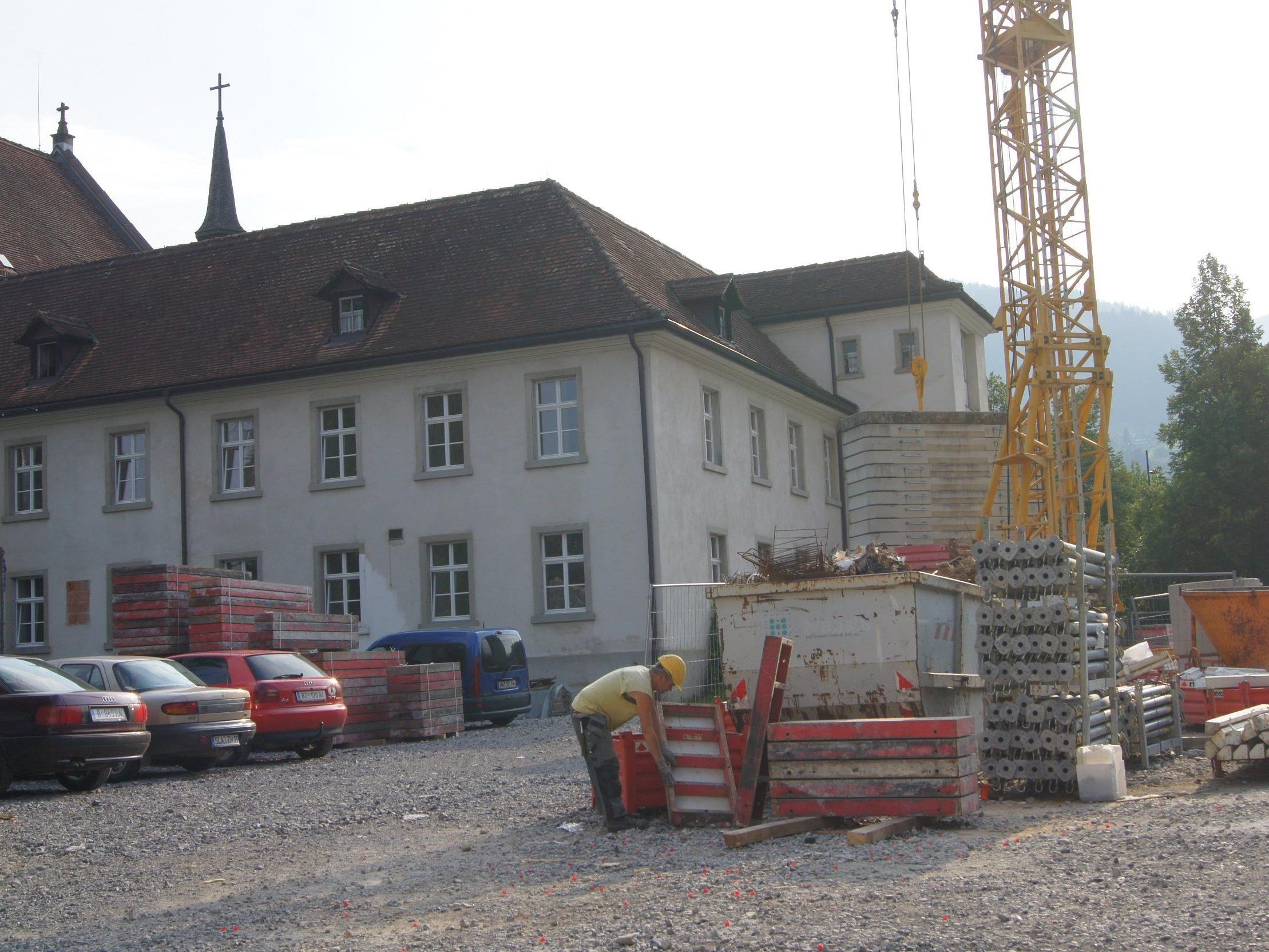 Das historische Kapuzinerkloster in der Innenstadt wird derzeit von Bauarbeiten eingehüllt.