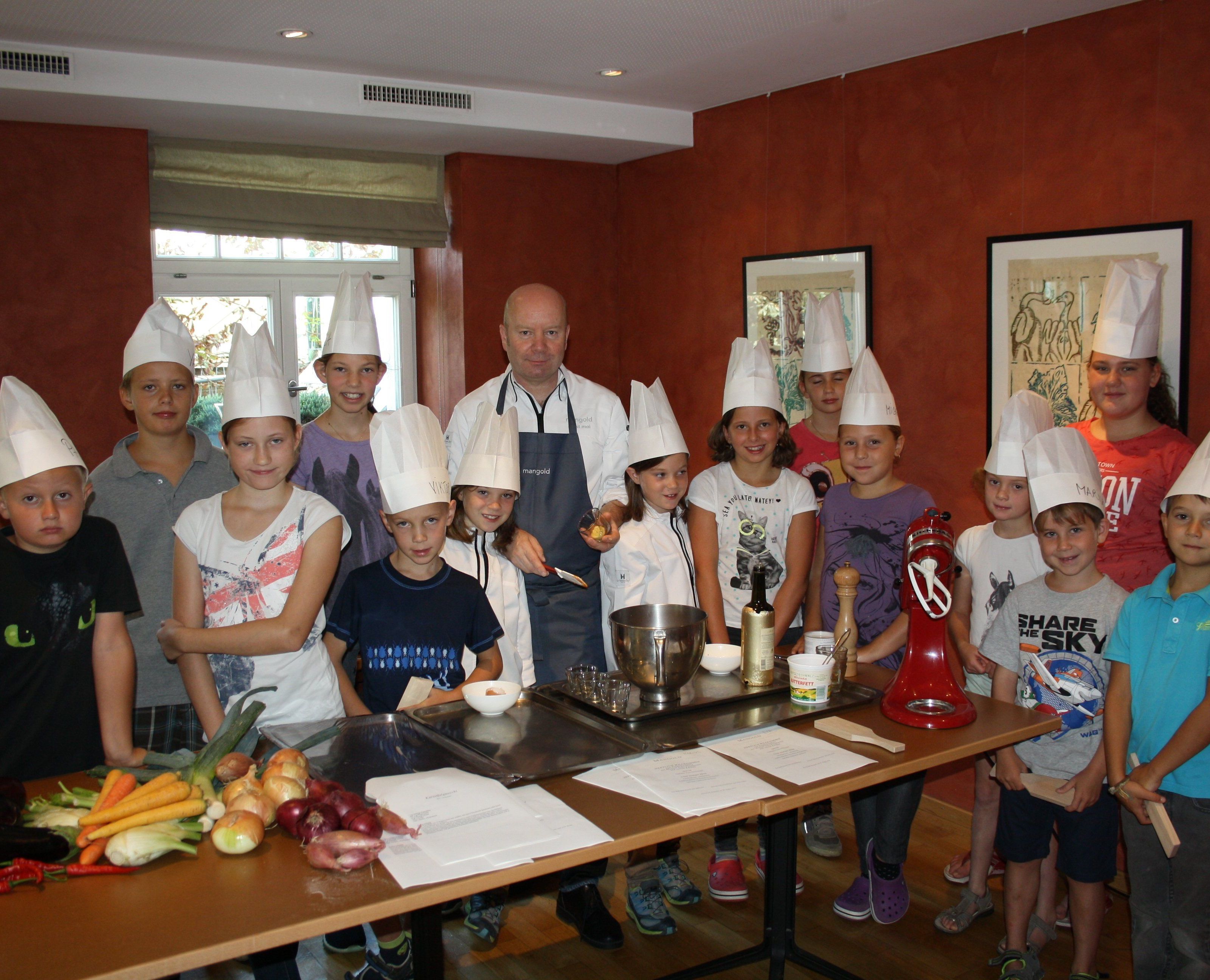 Viel Spaß hatten die jungen Kochlehrlinge beim „Ferienkochkurs mit Michael Schwarzenbacher“ im Restaurant Mangold in Lochau Viel Spaß hatten die jungen Kochlehrlinge beim „Ferienkochkurs mit Michael Schwarzenbacher“ im Restaurant Mangold in Lochau