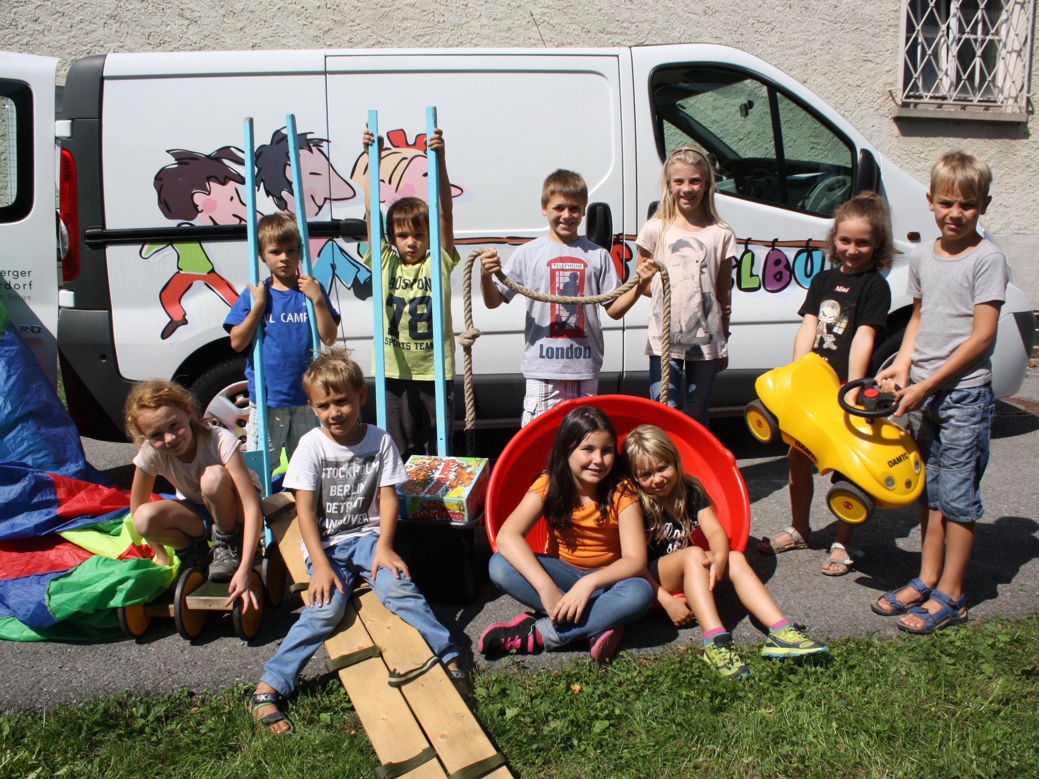 Die Kinder freuten sich, dass auch in diesem Jahr der Spielbus mit großem „Gepäck“ wieder nach Lochau gekommen war.