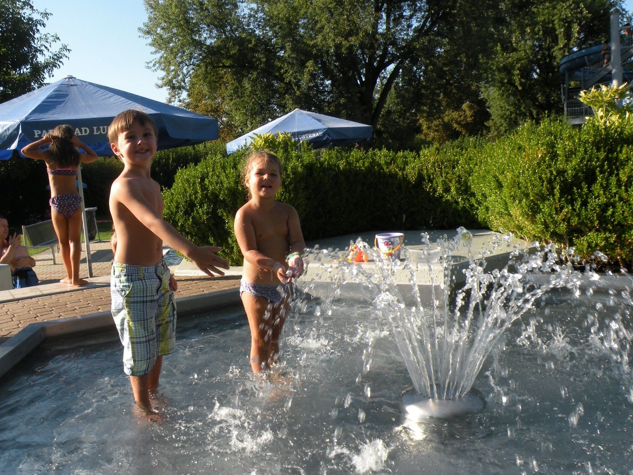 Florian (4) und Lucia (3) genießen diesen Hitze-Sommer. Im Lustenauer Parkbad finden sie die nötige Abkühlung. Florian (4) und Lucia (3) genießen diesen Hitze-Sommer. Im Lustenauer Parkbad finden sie die nötige Abkühlung.